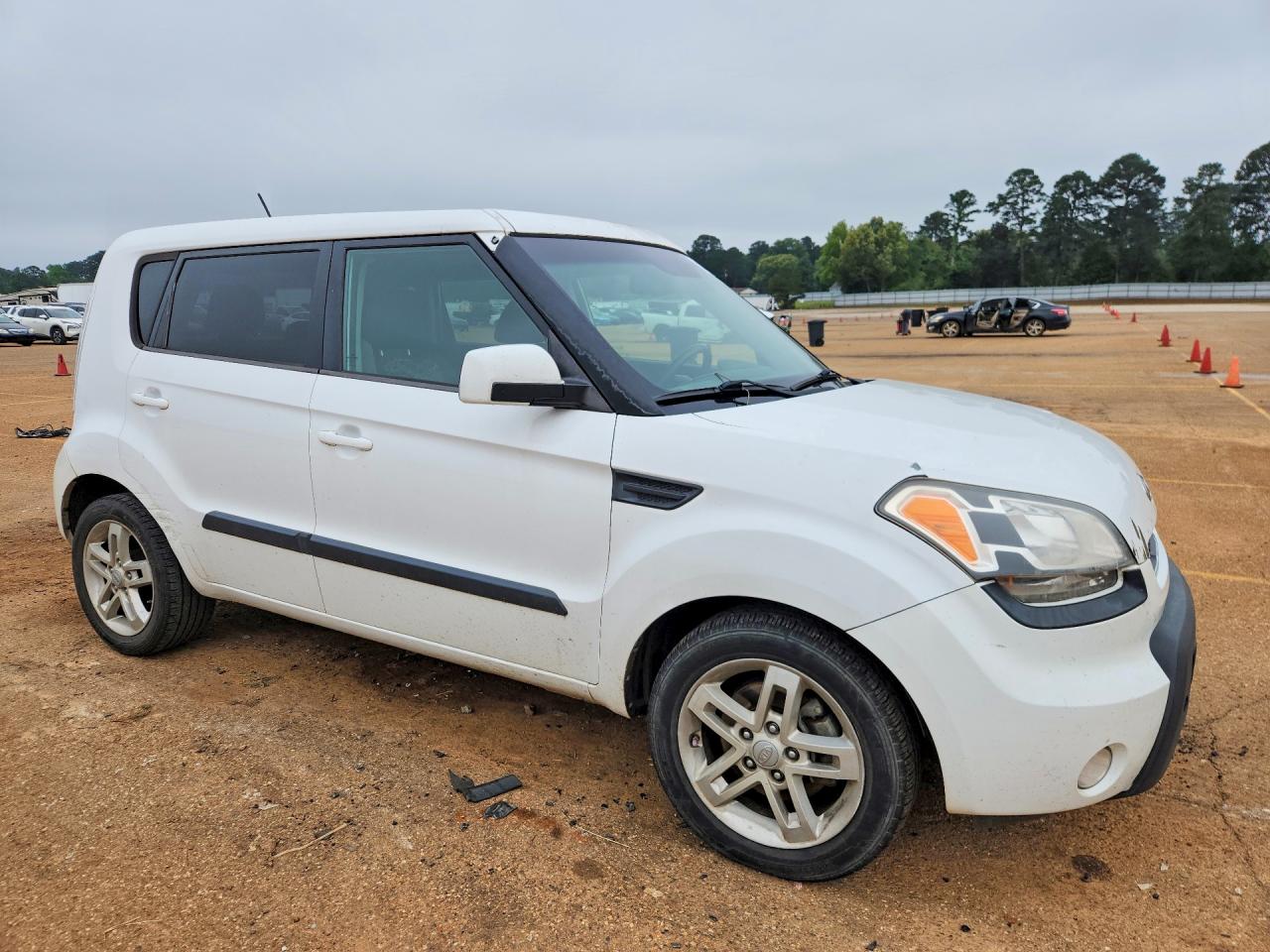 2011 Kia Soul + White vin: KNDJT2A23B7327493