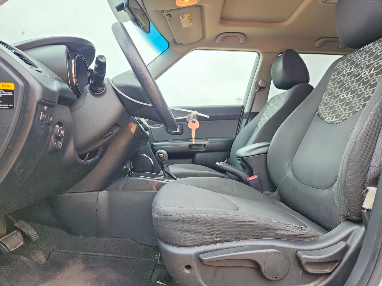 2011 Kia Soul + White vin: KNDJT2A23B7327493