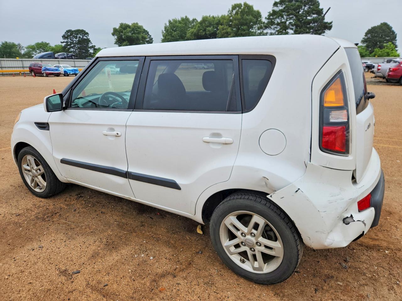 2011 Kia Soul + White vin: KNDJT2A23B7327493