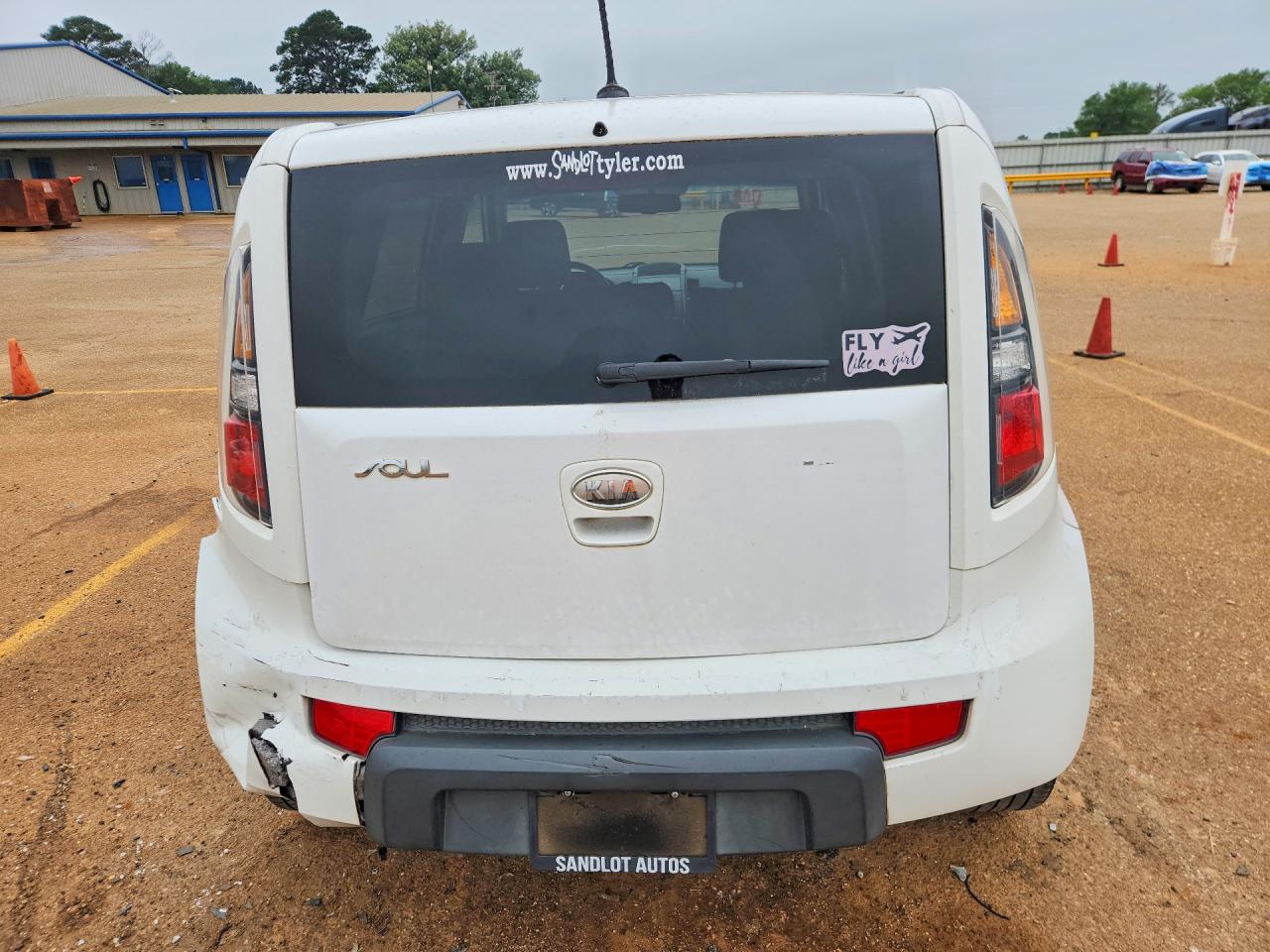2011 Kia Soul + White vin: KNDJT2A23B7327493