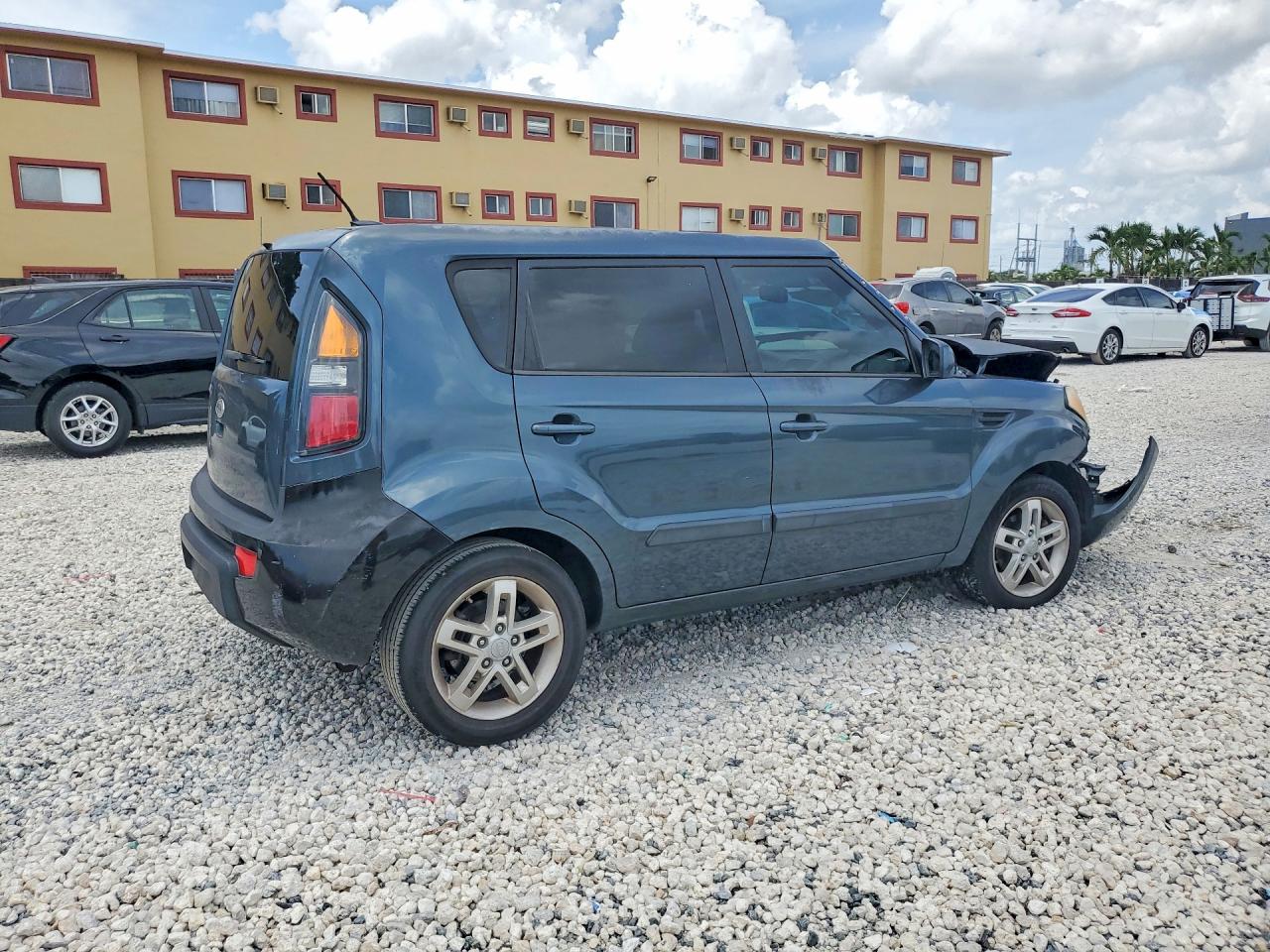 2011 Kia Soul + Blue vin: KNDJT2A23B7334217