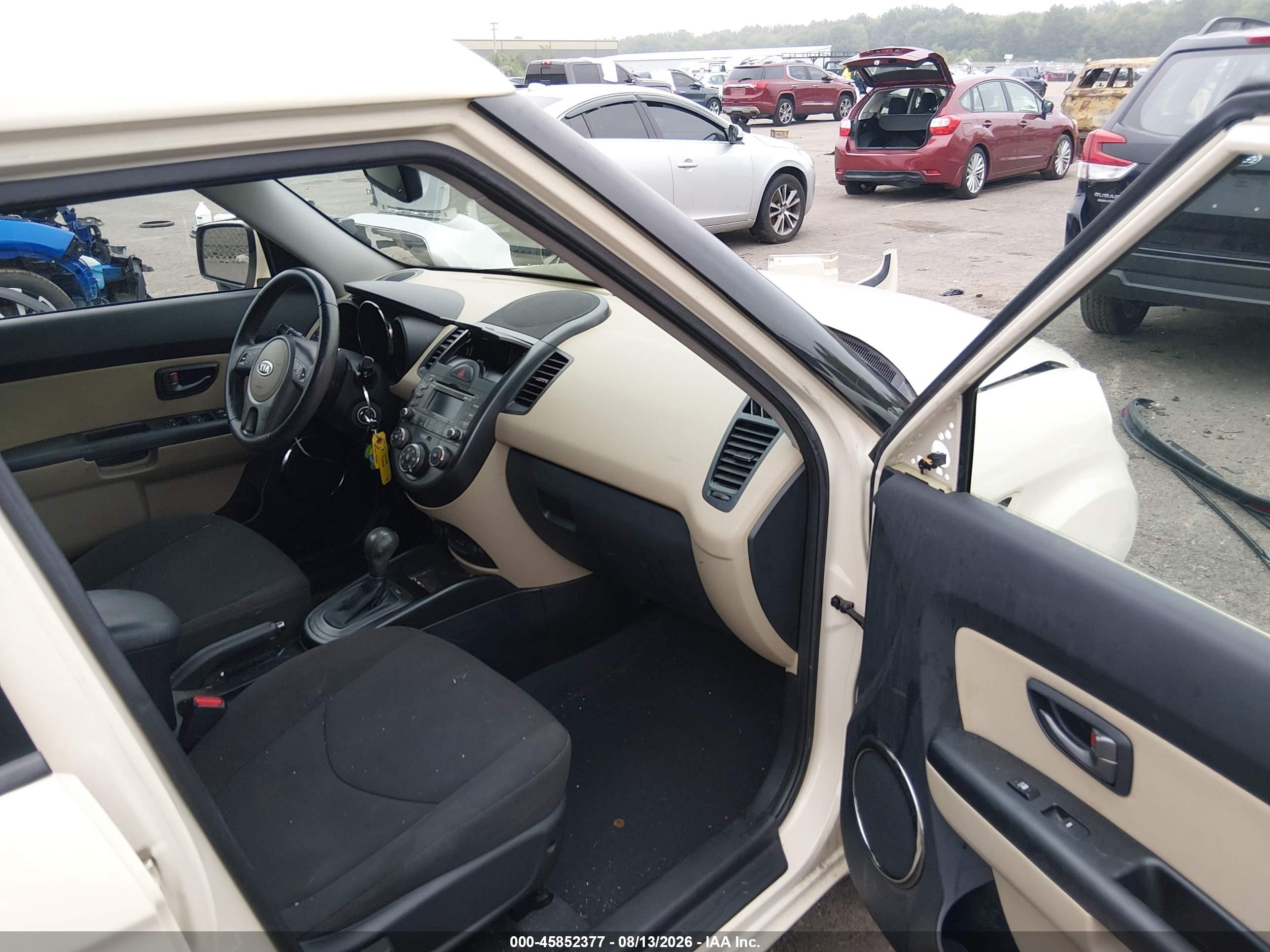 2011 Kia Soul ! Кремовый vin: KNDJT2A23B7346562