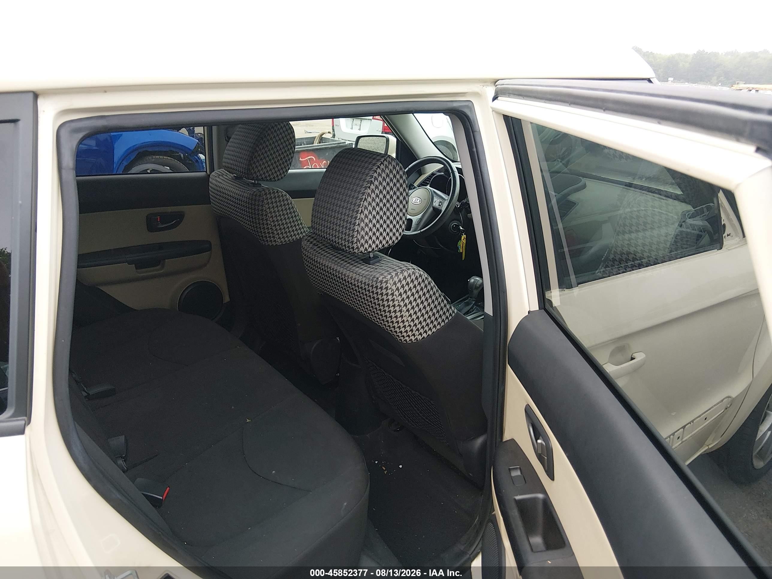 2011 Kia Soul ! Кремовый vin: KNDJT2A23B7346562