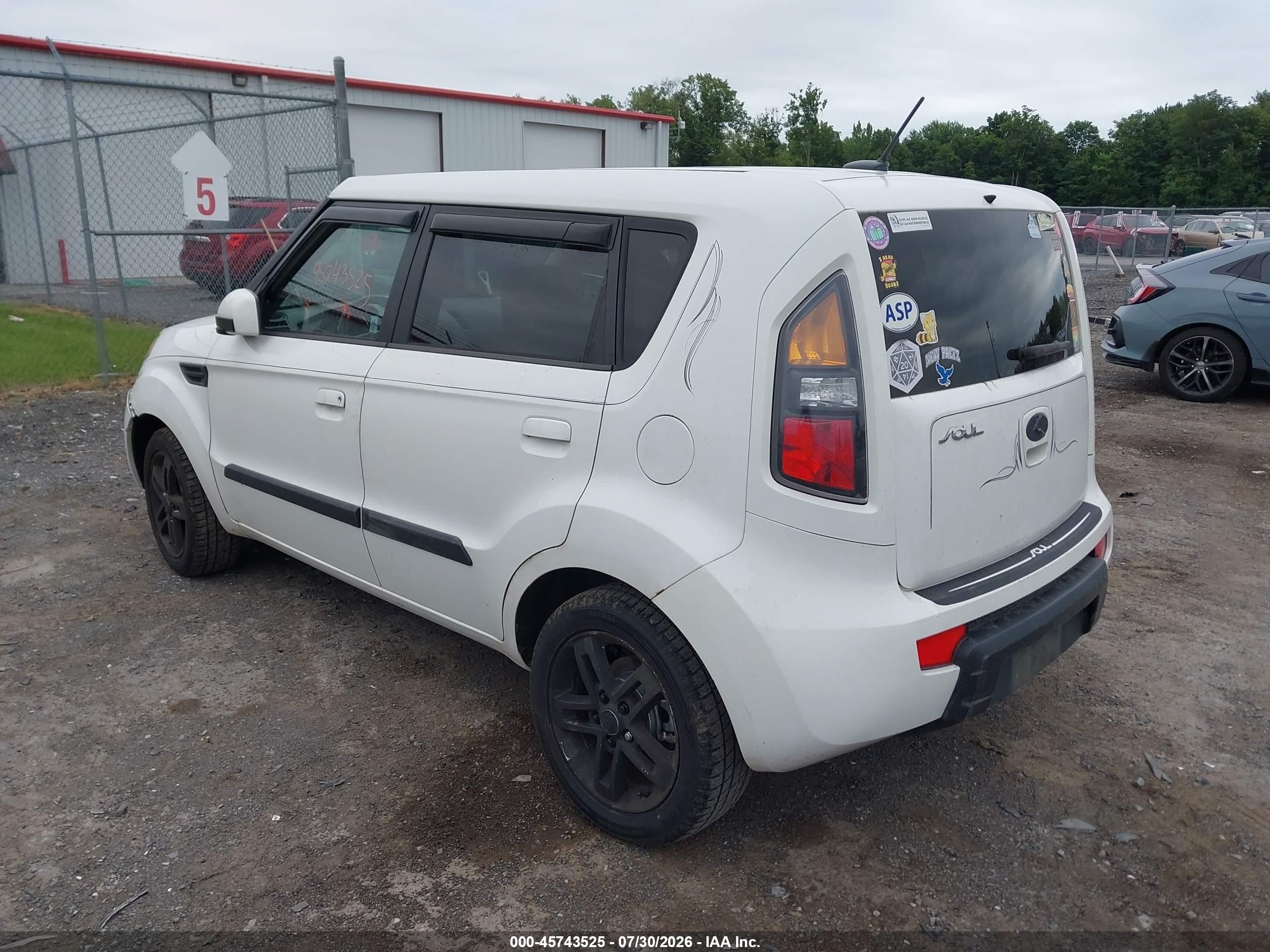 2010 Kia Soul + White vin: KNDJT2A24A7139287