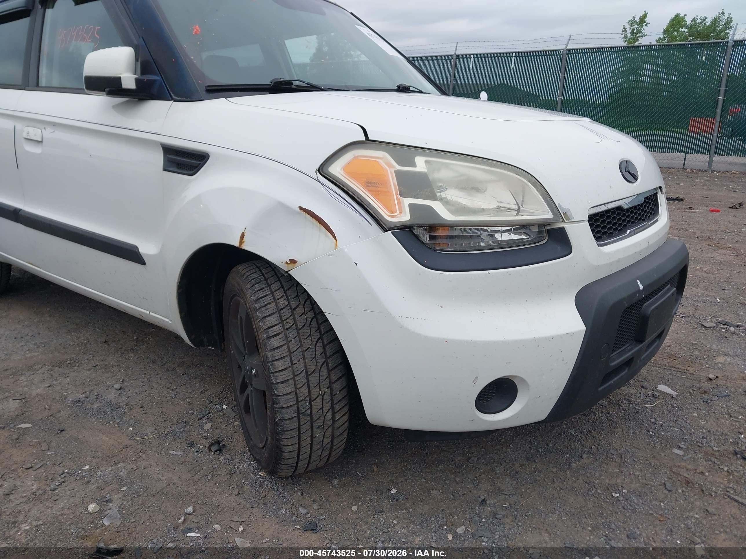 2010 Kia Soul + White vin: KNDJT2A24A7139287