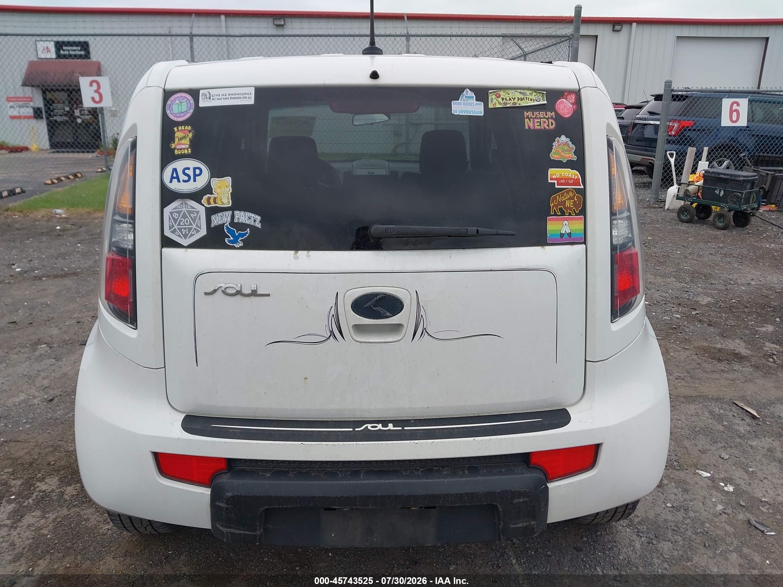 2010 Kia Soul + White vin: KNDJT2A24A7139287