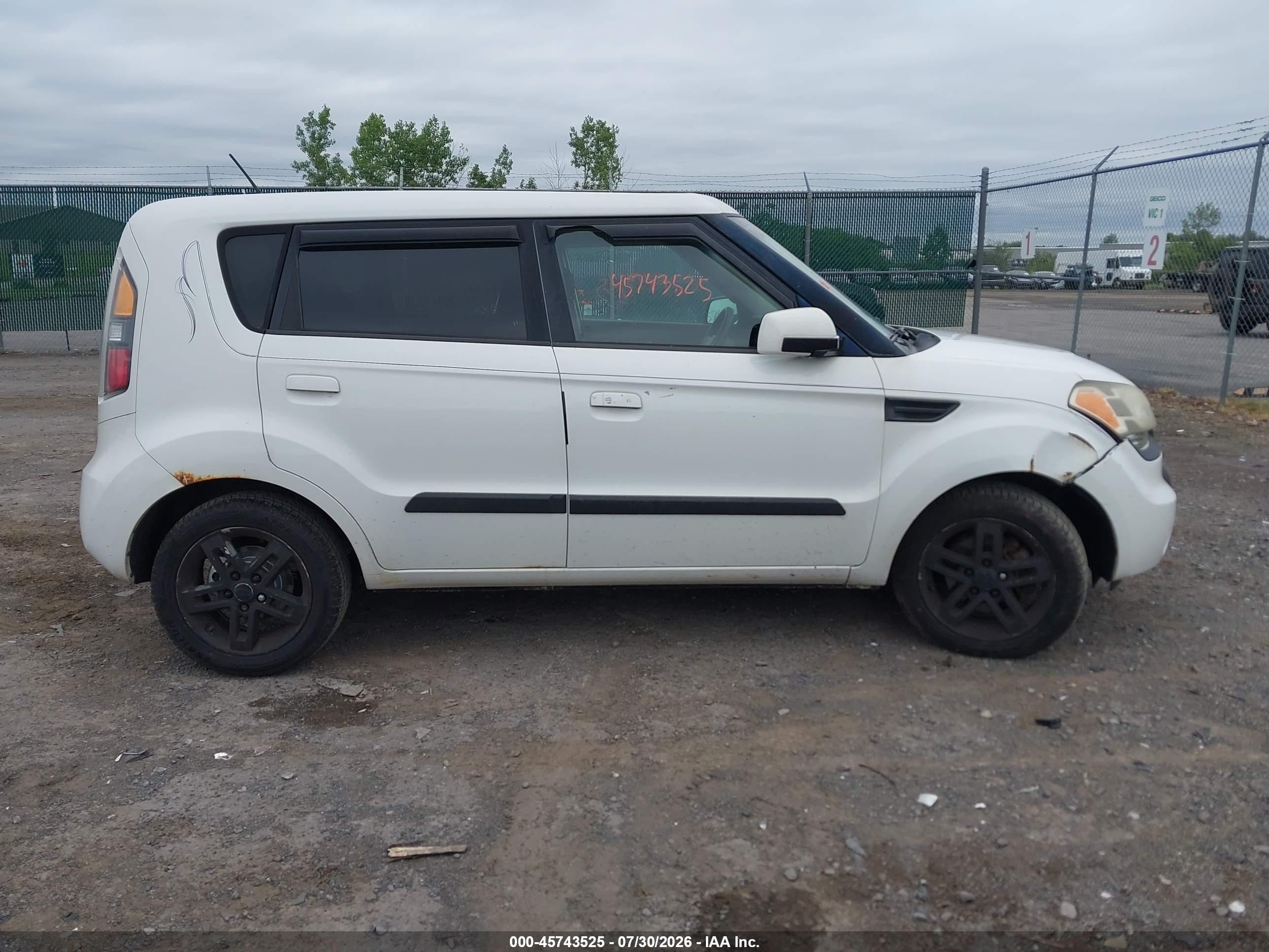 2010 Kia Soul + White vin: KNDJT2A24A7139287