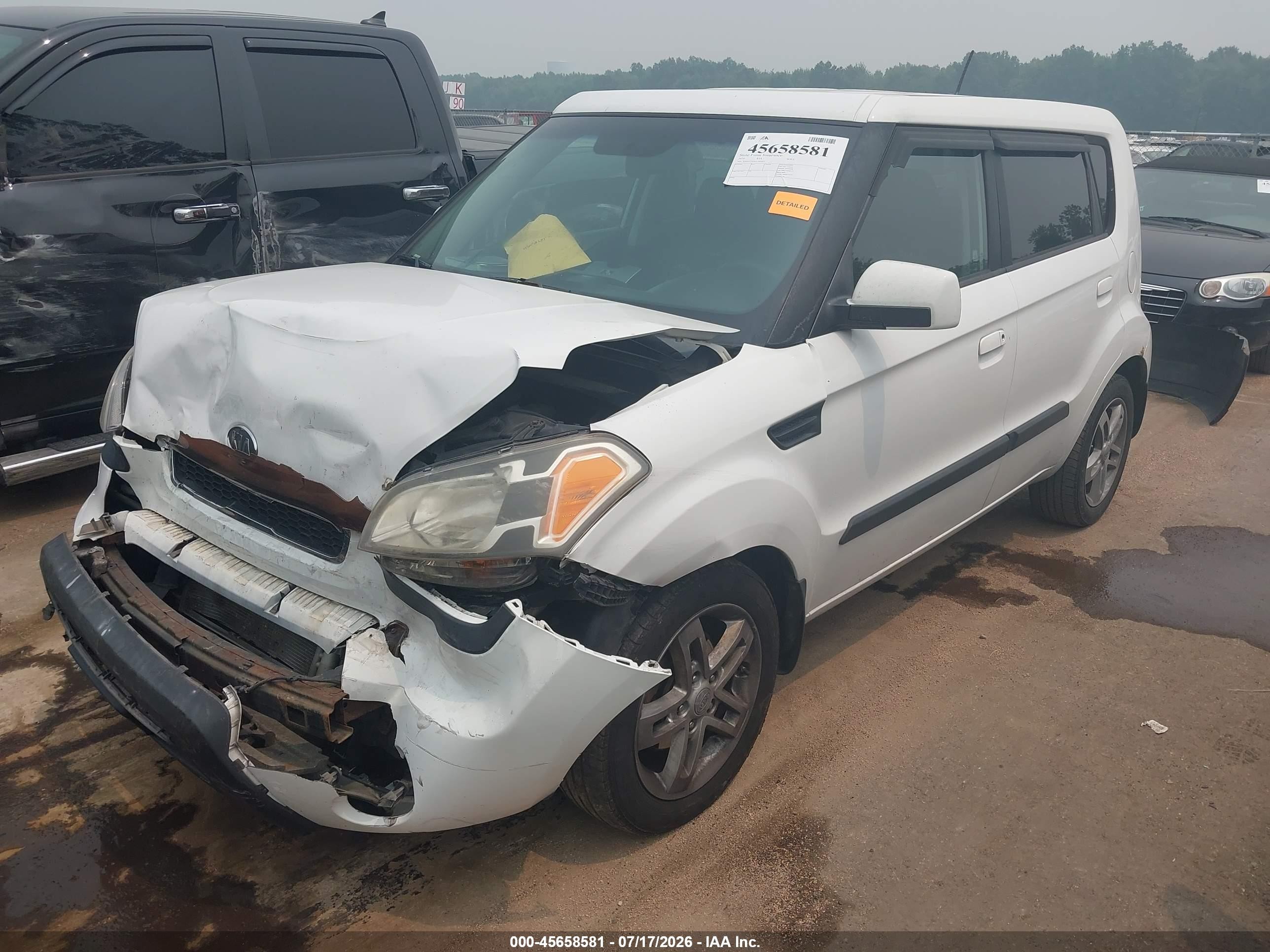 2010 Kia Soul + White vin: KNDJT2A24A7703455