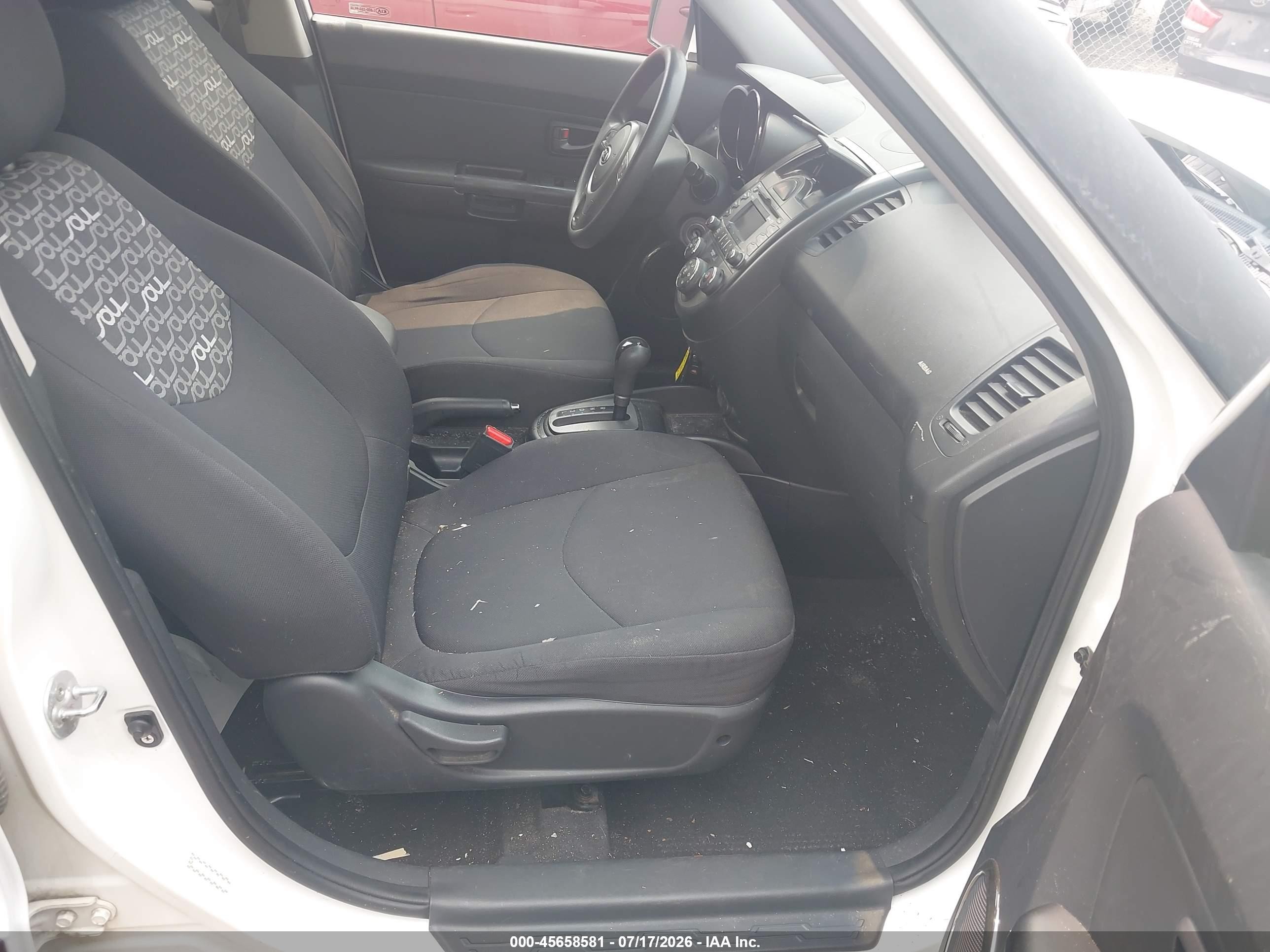 2010 Kia Soul + White vin: KNDJT2A24A7703455