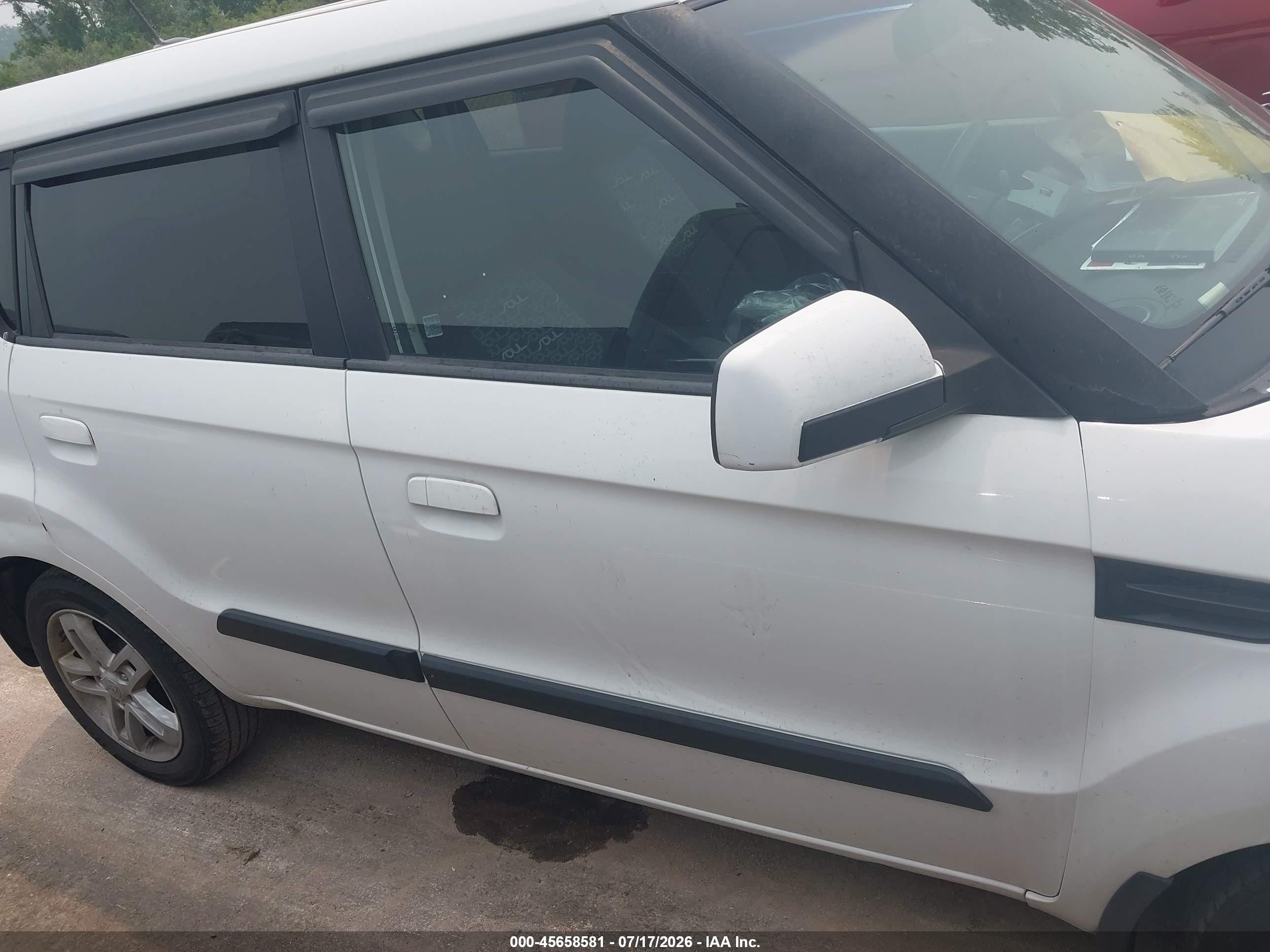 2010 Kia Soul + White vin: KNDJT2A24A7703455