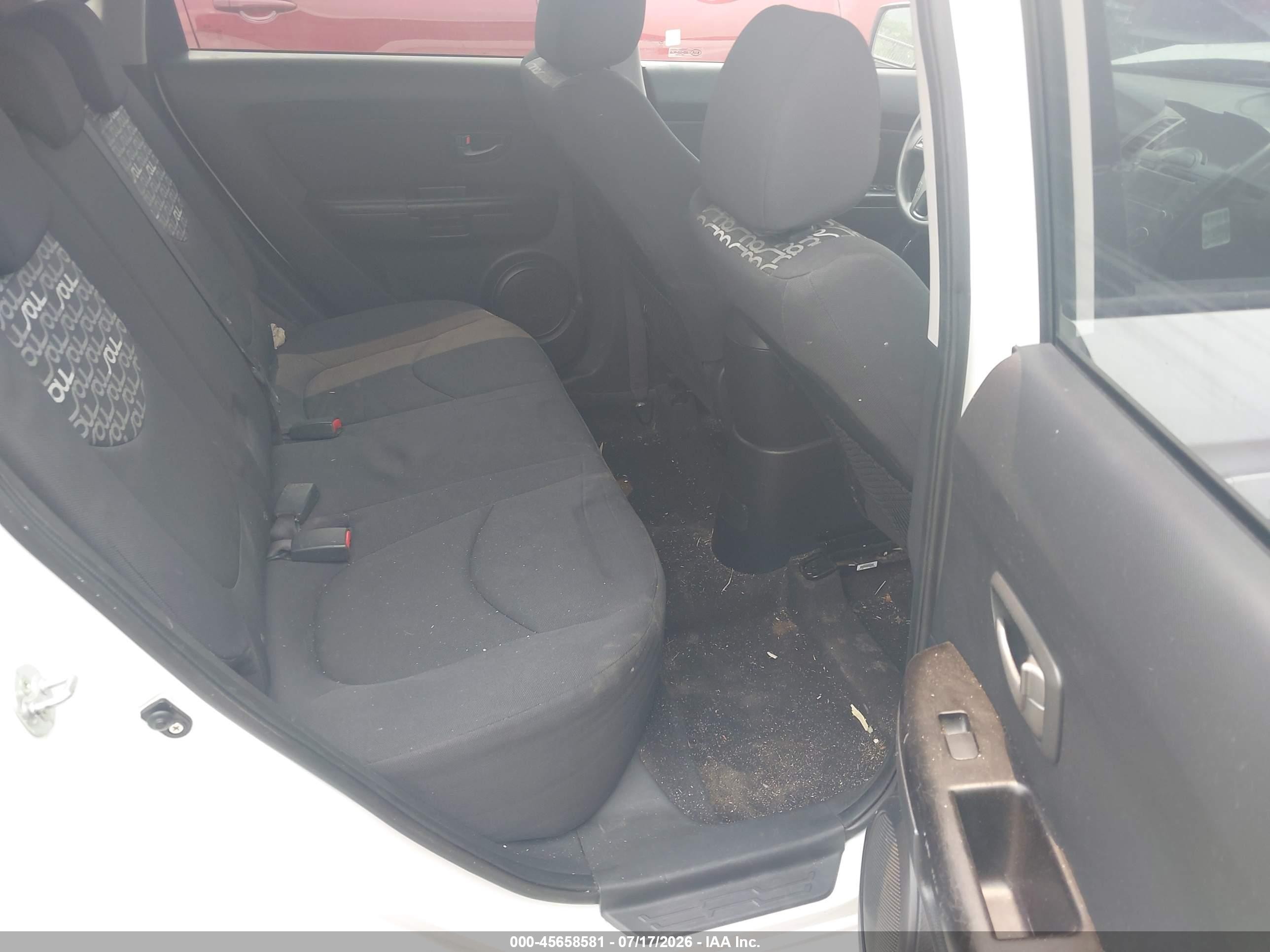 2010 Kia Soul + White vin: KNDJT2A24A7703455