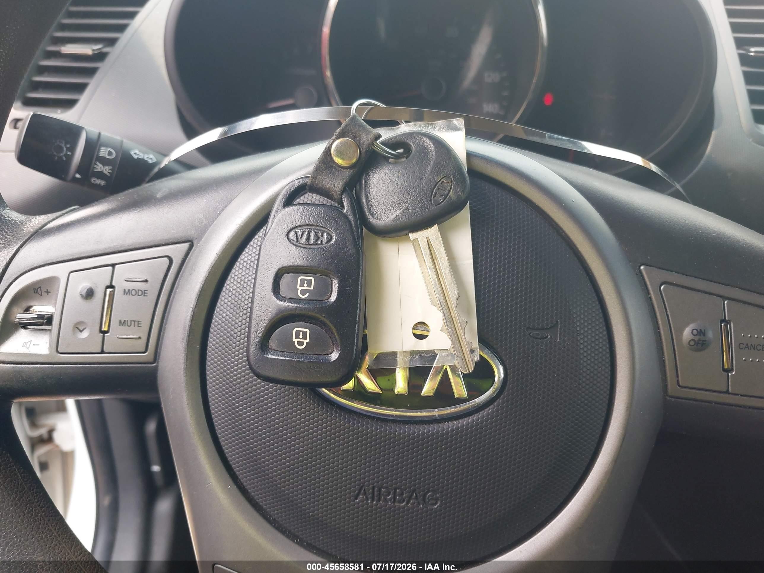 2010 Kia Soul + White vin: KNDJT2A24A7703455