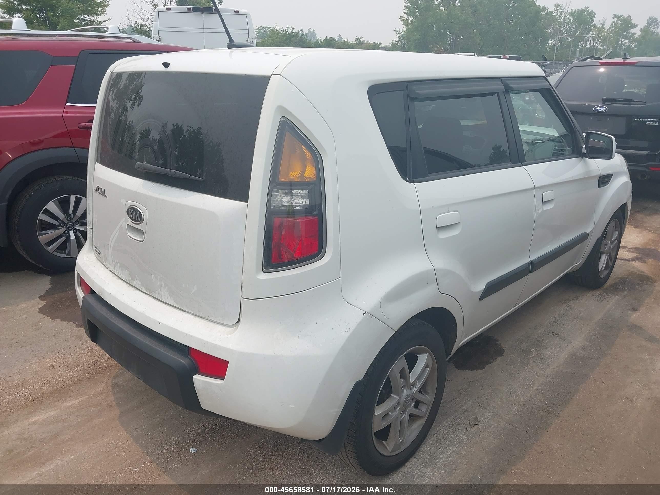2010 Kia Soul + White vin: KNDJT2A24A7703455