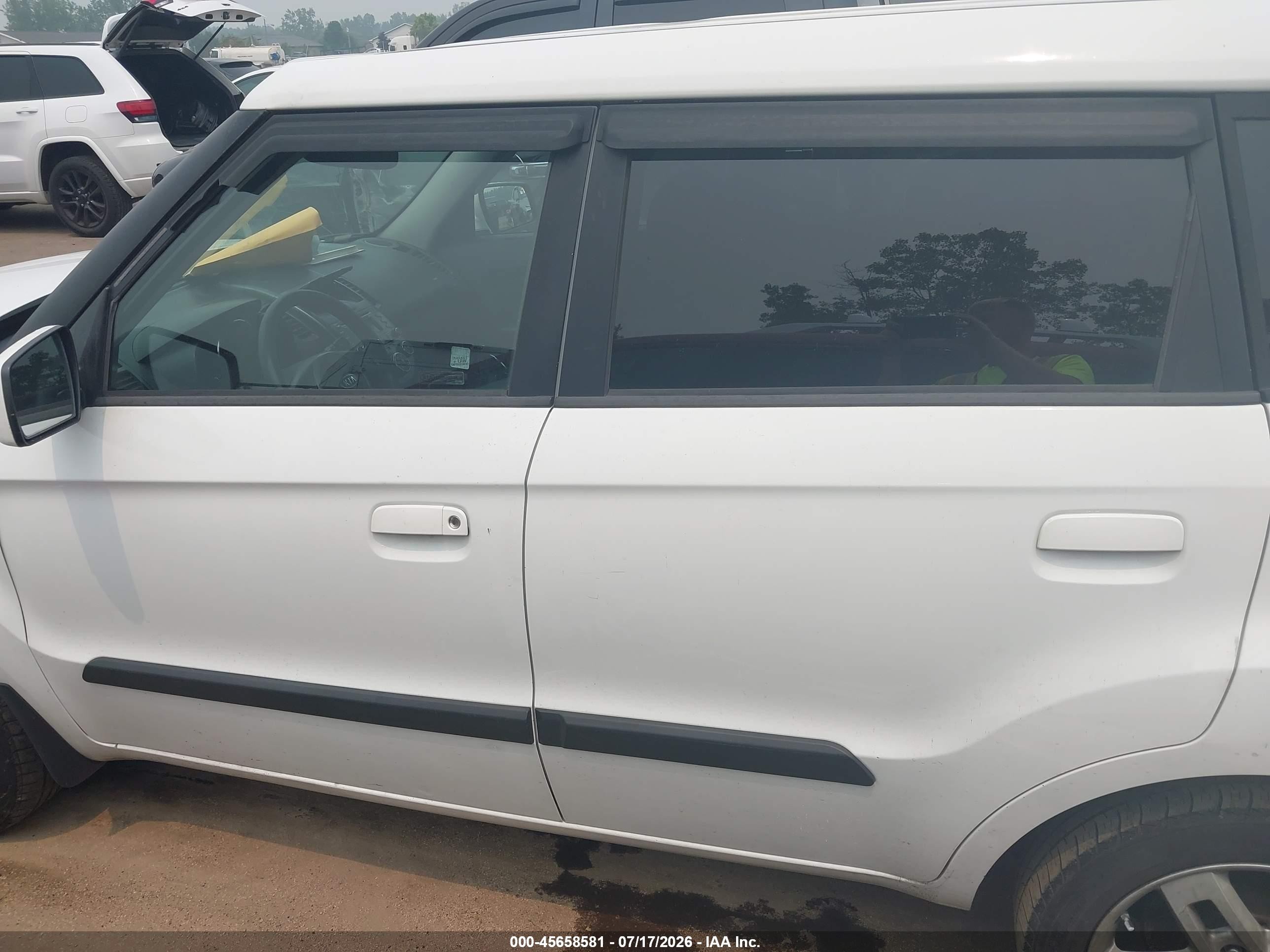 2010 Kia Soul + White vin: KNDJT2A24A7703455