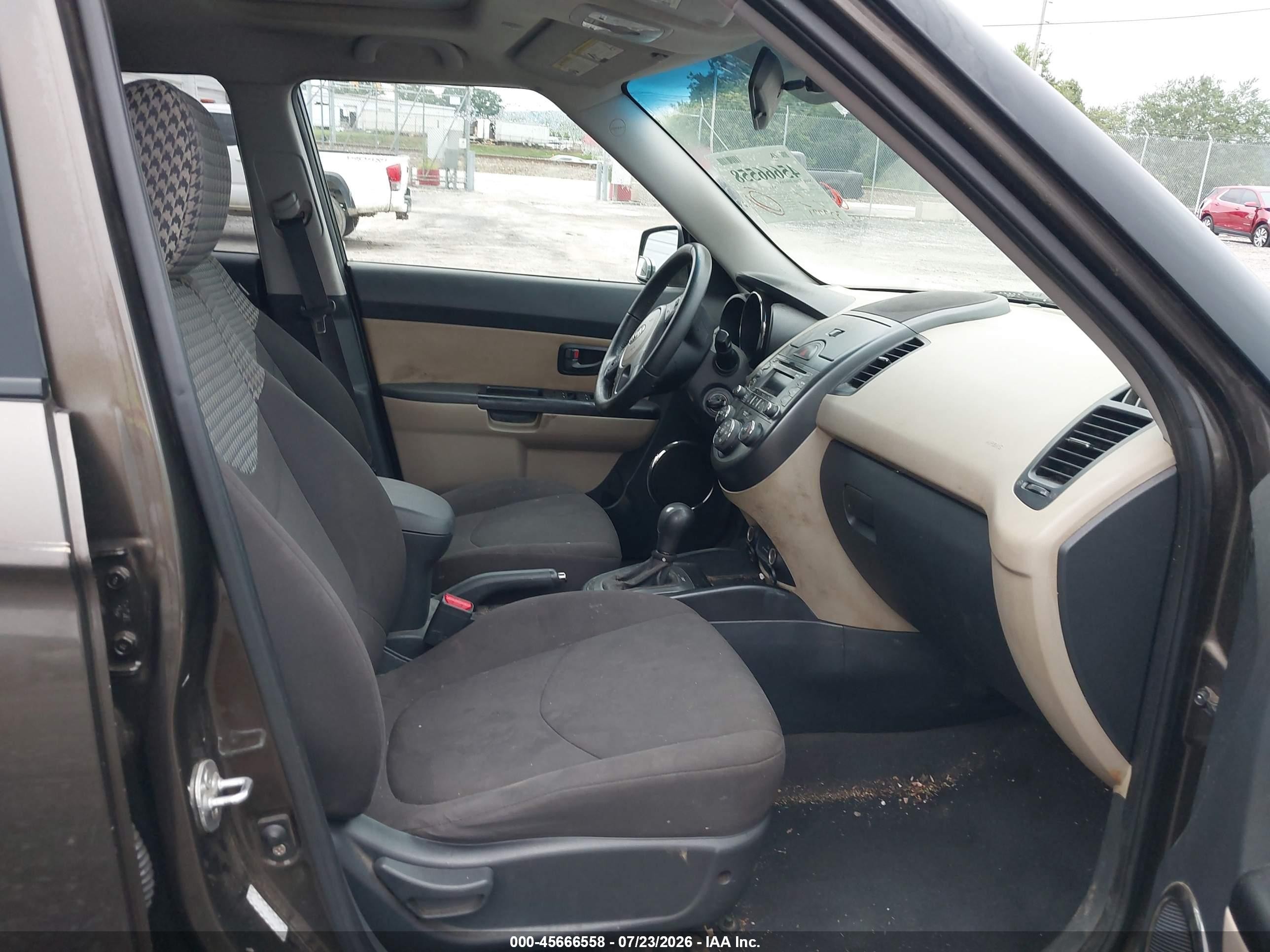 2011 Kia Soul ! Gray vin: KNDJT2A24B7214684