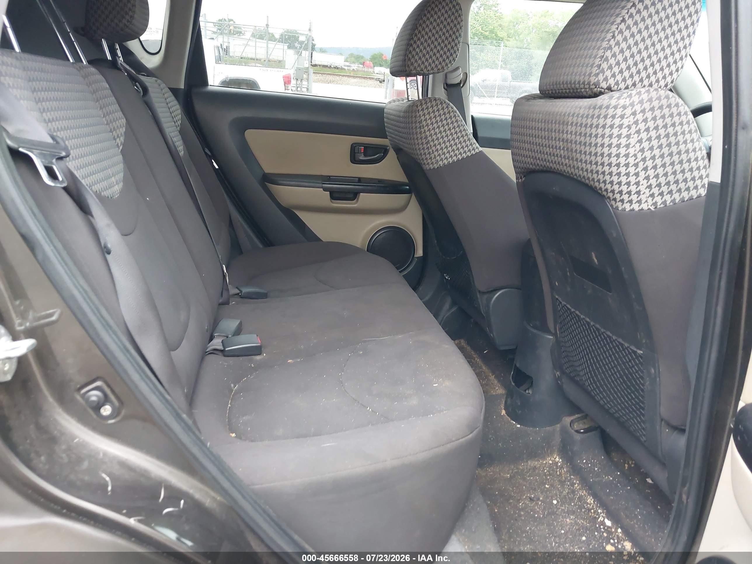 2011 Kia Soul ! Gray vin: KNDJT2A24B7214684