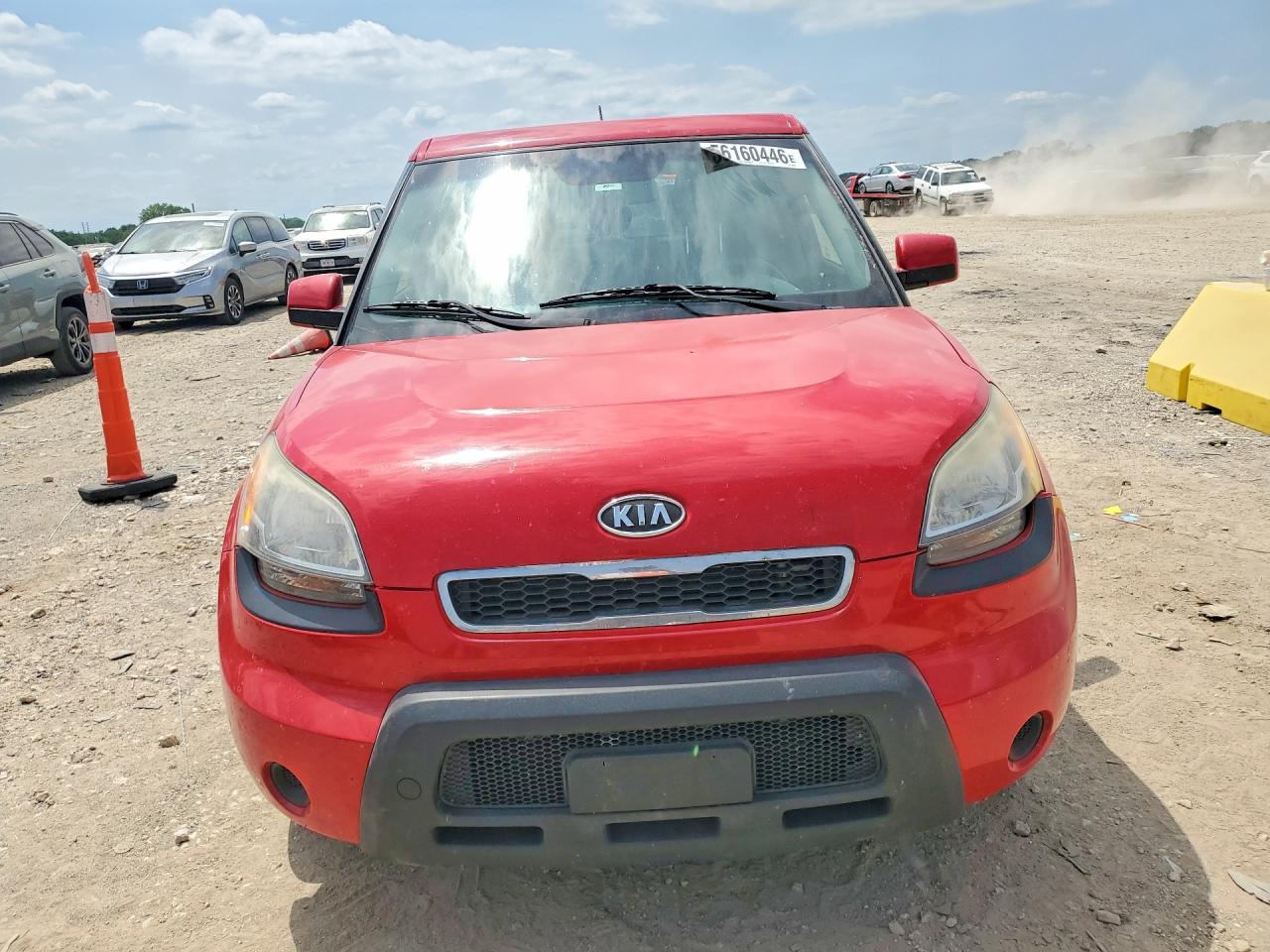 2011 Kia Soul + Red vin: KNDJT2A24B7259656