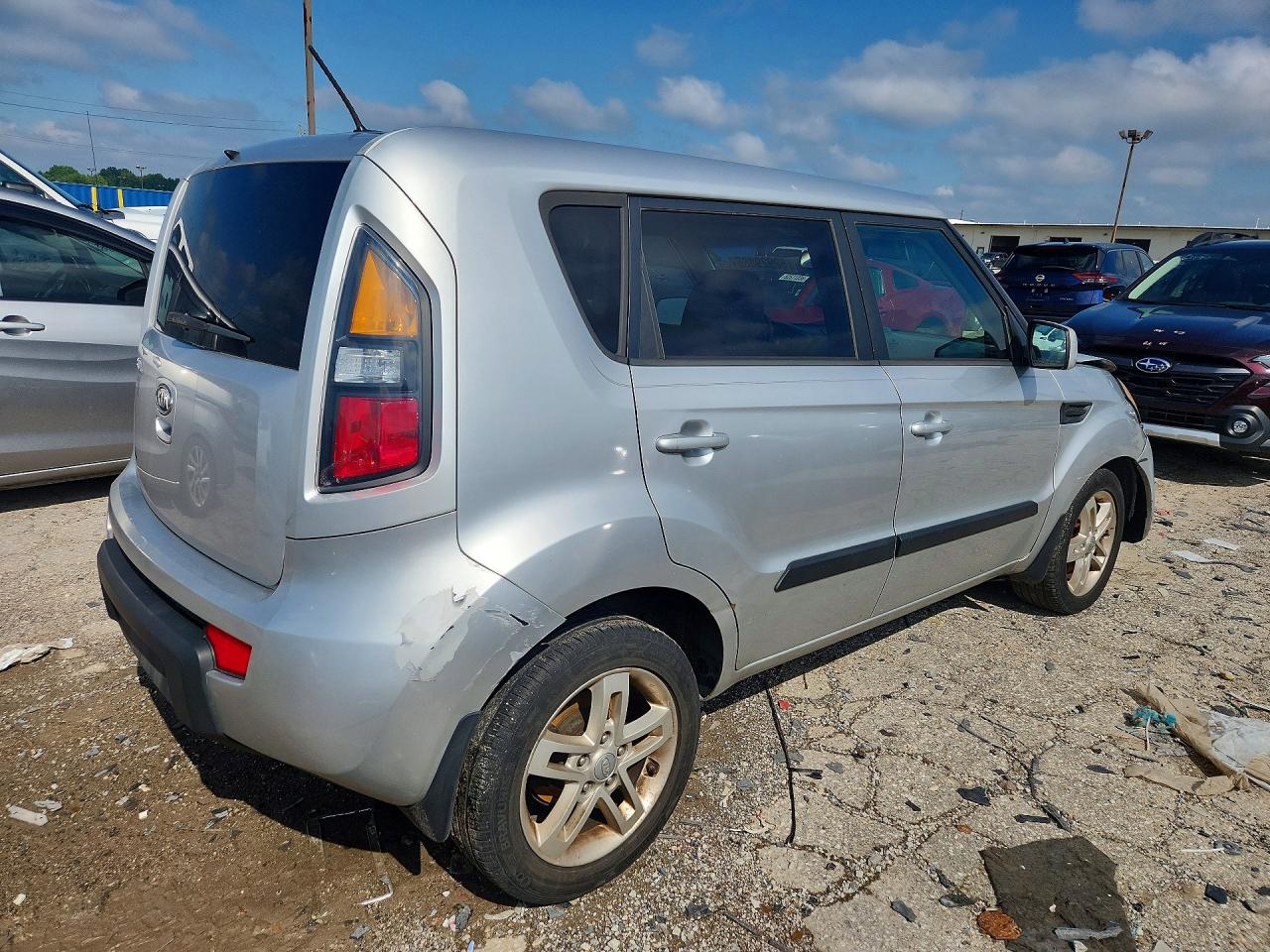 2011 Kia Soul + Silver vin: KNDJT2A24B7262802