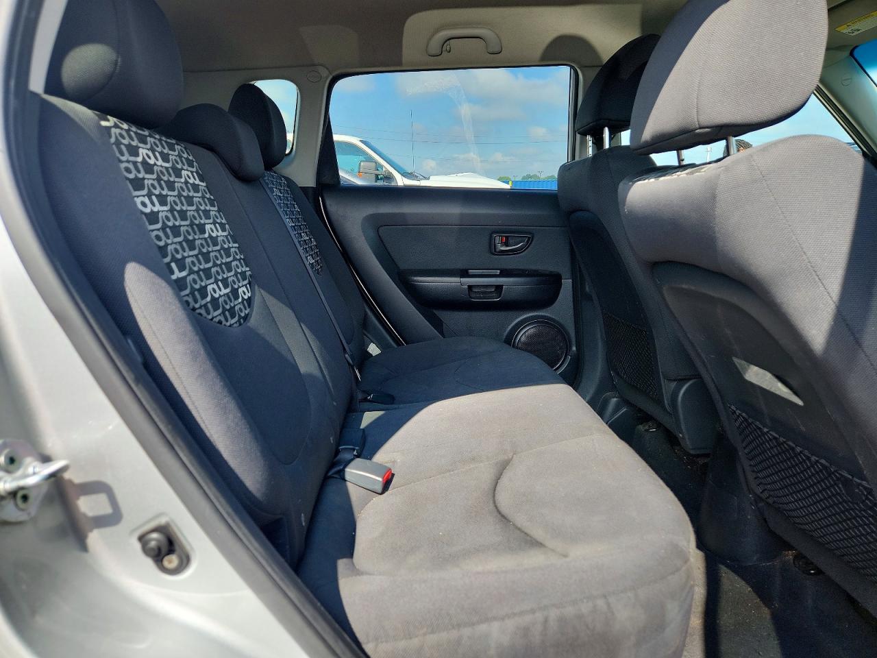 2011 Kia Soul + Silver vin: KNDJT2A24B7262802