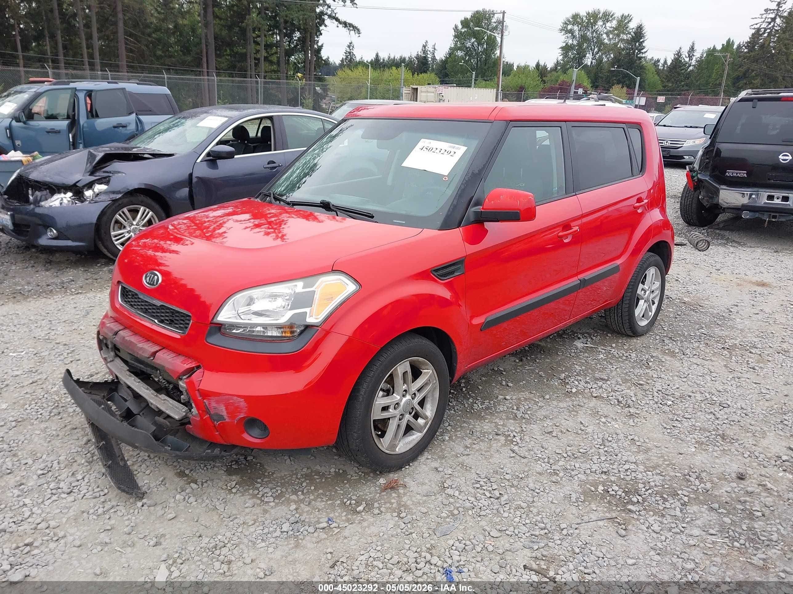 2011 Kia Soul + Red vin: KNDJT2A24B7274447