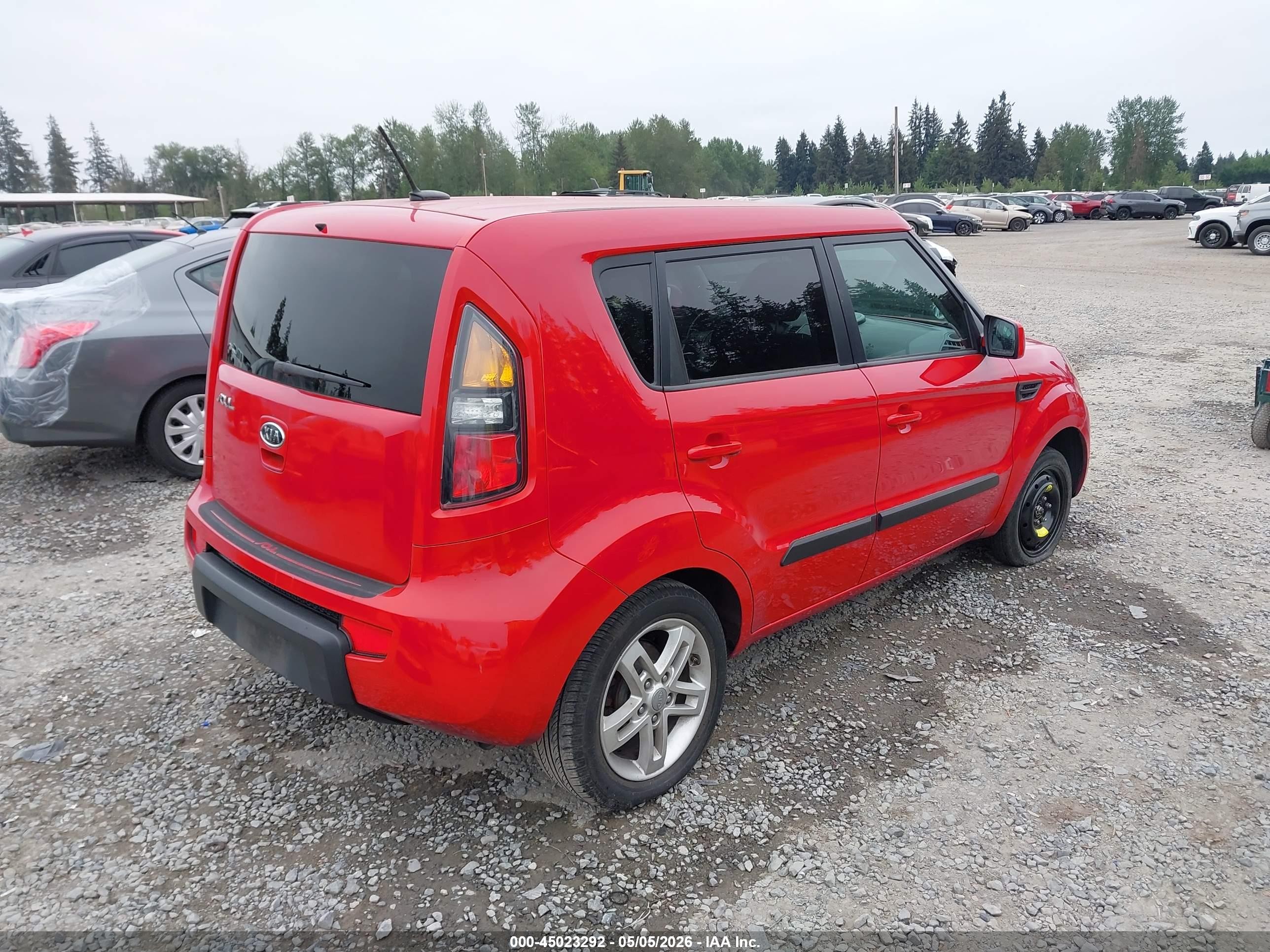 2011 Kia Soul + Red vin: KNDJT2A24B7274447