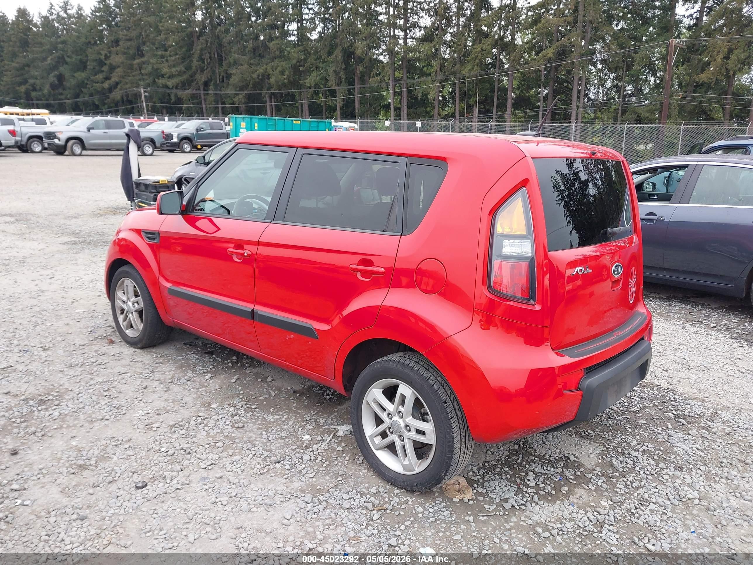 2011 Kia Soul + Red vin: KNDJT2A24B7274447