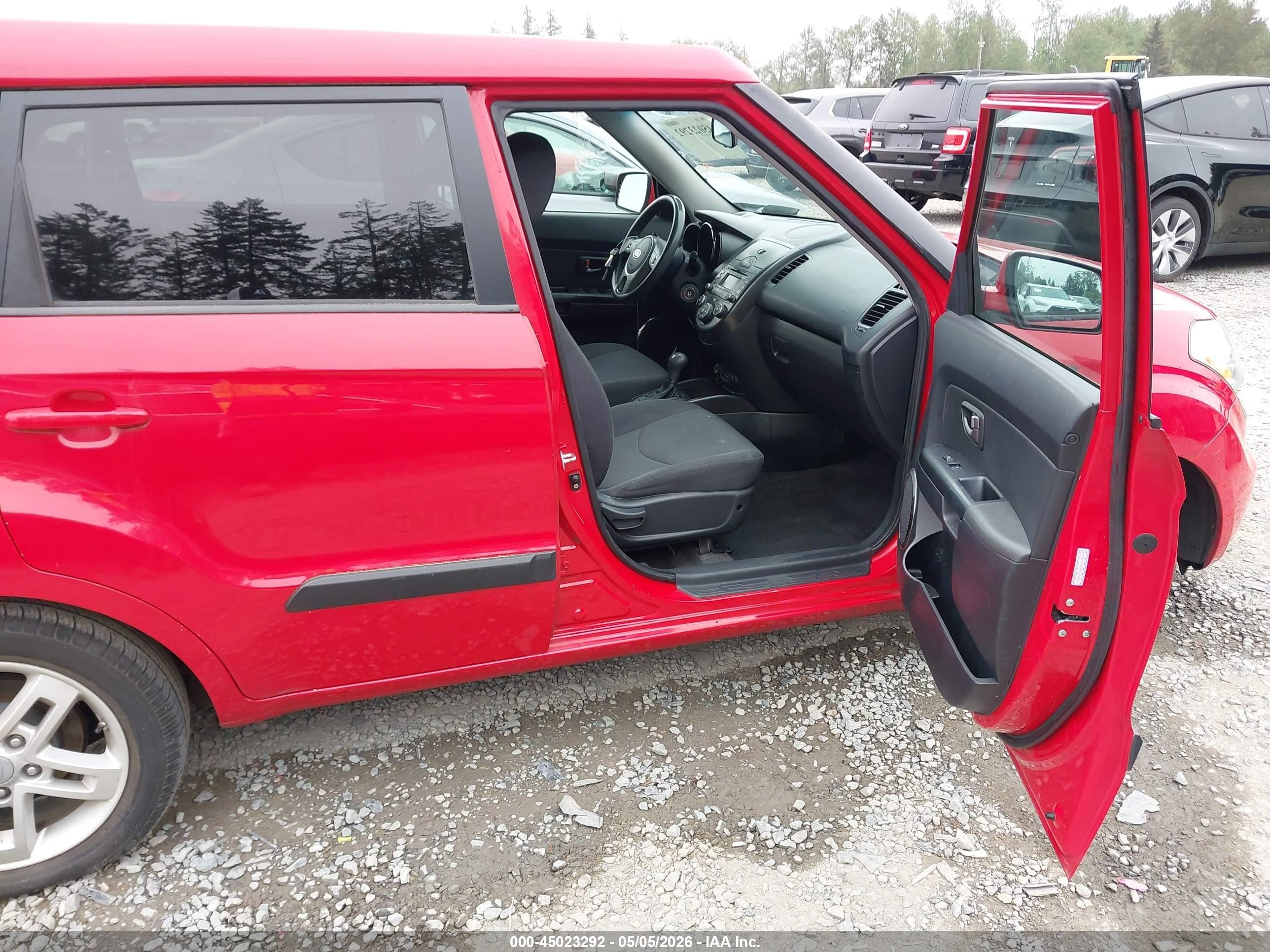 2011 Kia Soul + Red vin: KNDJT2A24B7274447