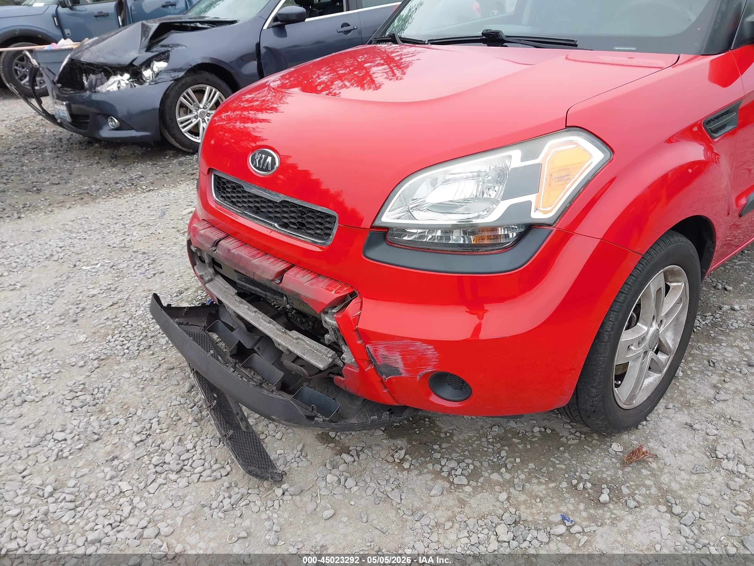 2011 Kia Soul + Red vin: KNDJT2A24B7274447