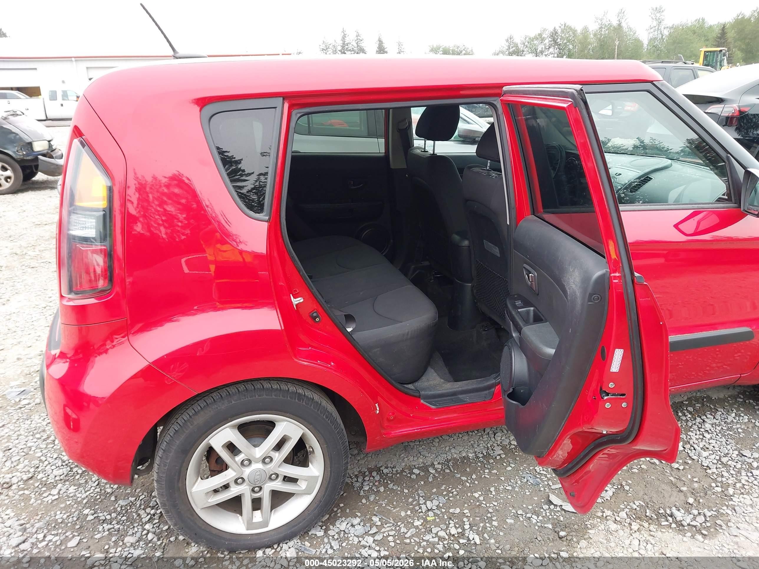 2011 Kia Soul + Red vin: KNDJT2A24B7274447