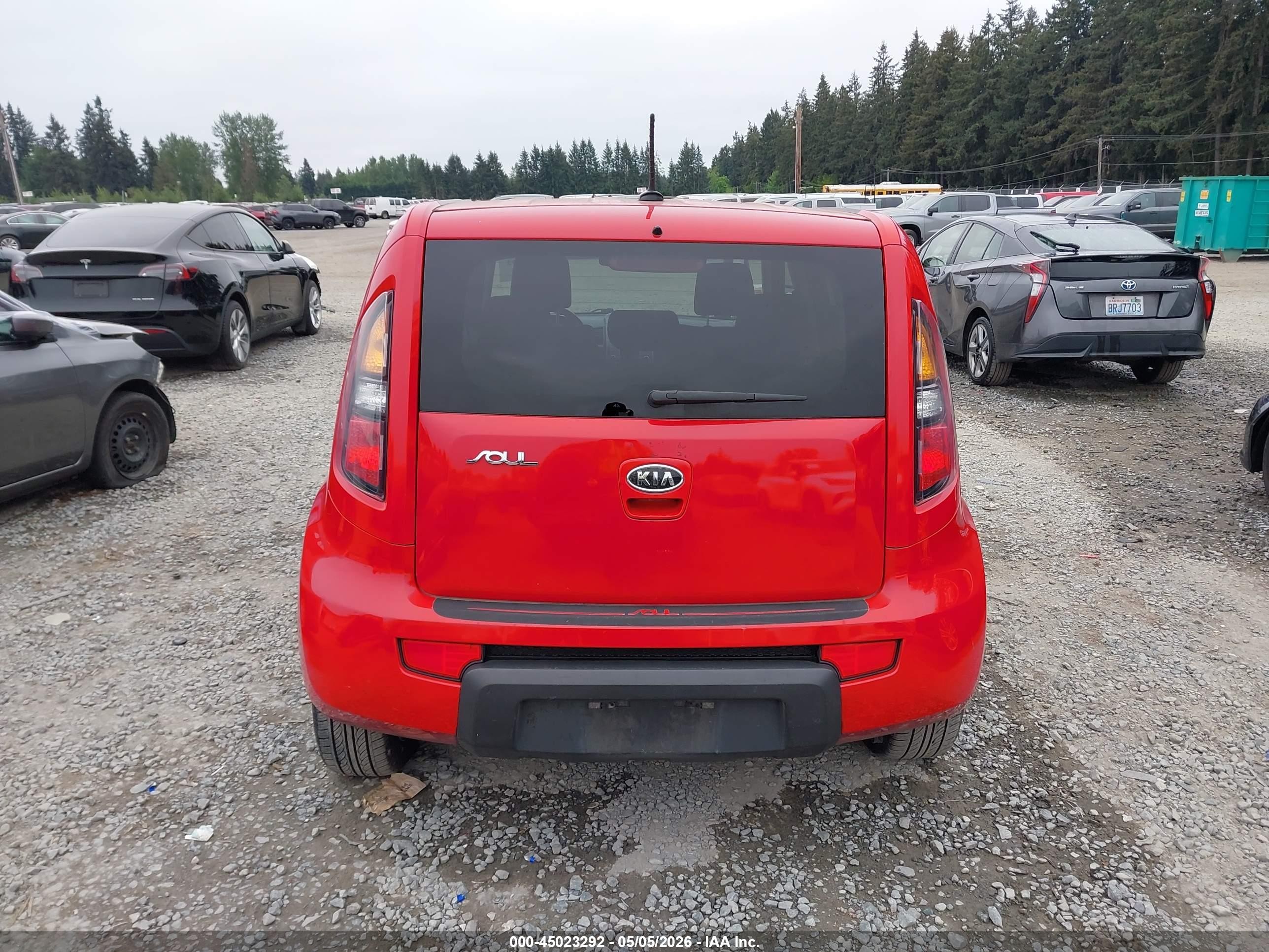 2011 Kia Soul + Red vin: KNDJT2A24B7274447