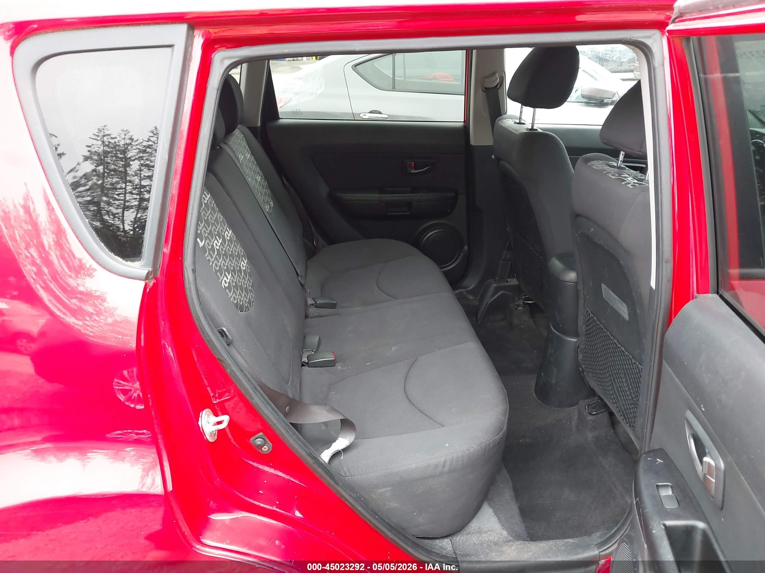 2011 Kia Soul + Red vin: KNDJT2A24B7274447