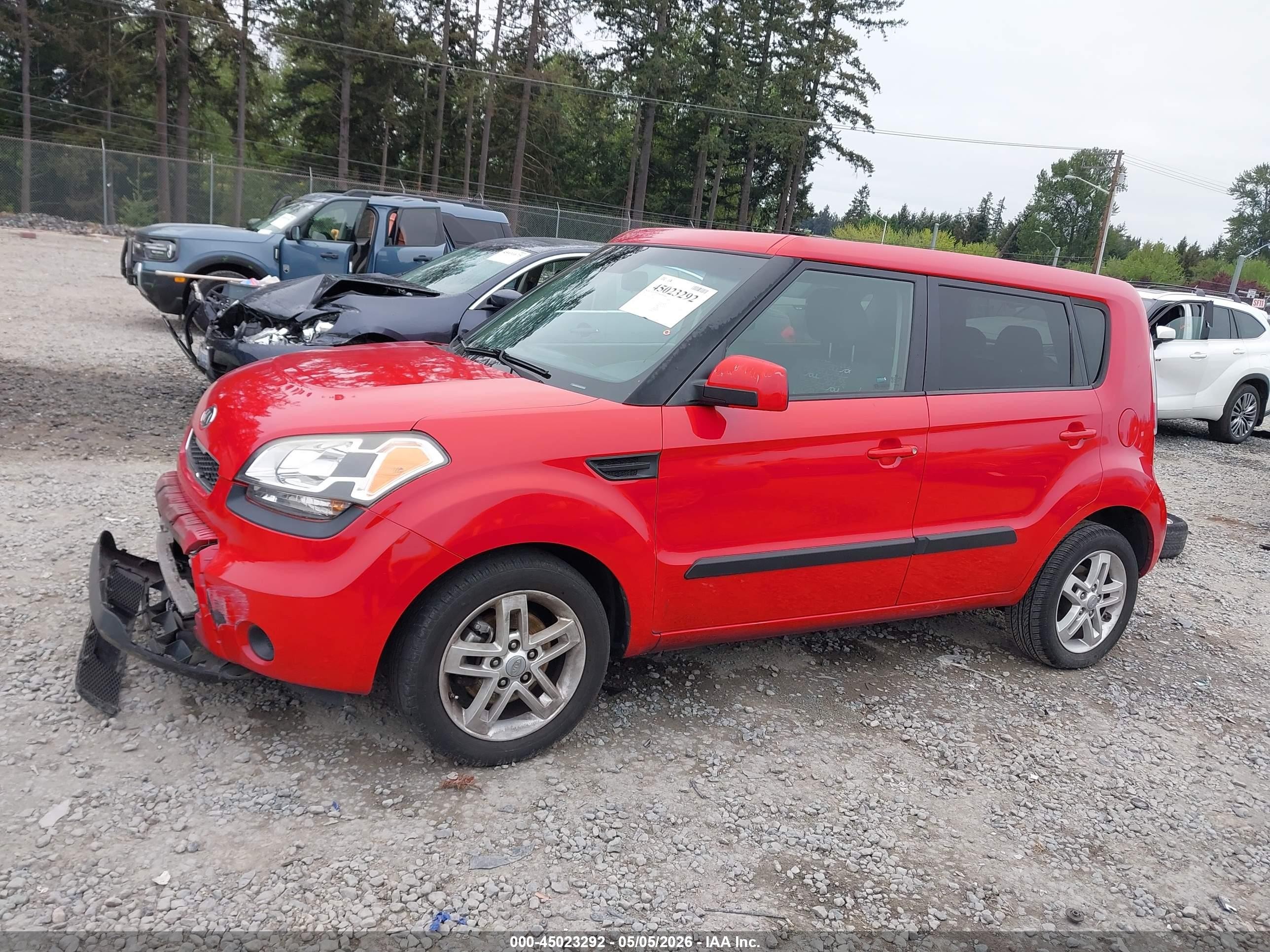 2011 Kia Soul + Red vin: KNDJT2A24B7274447