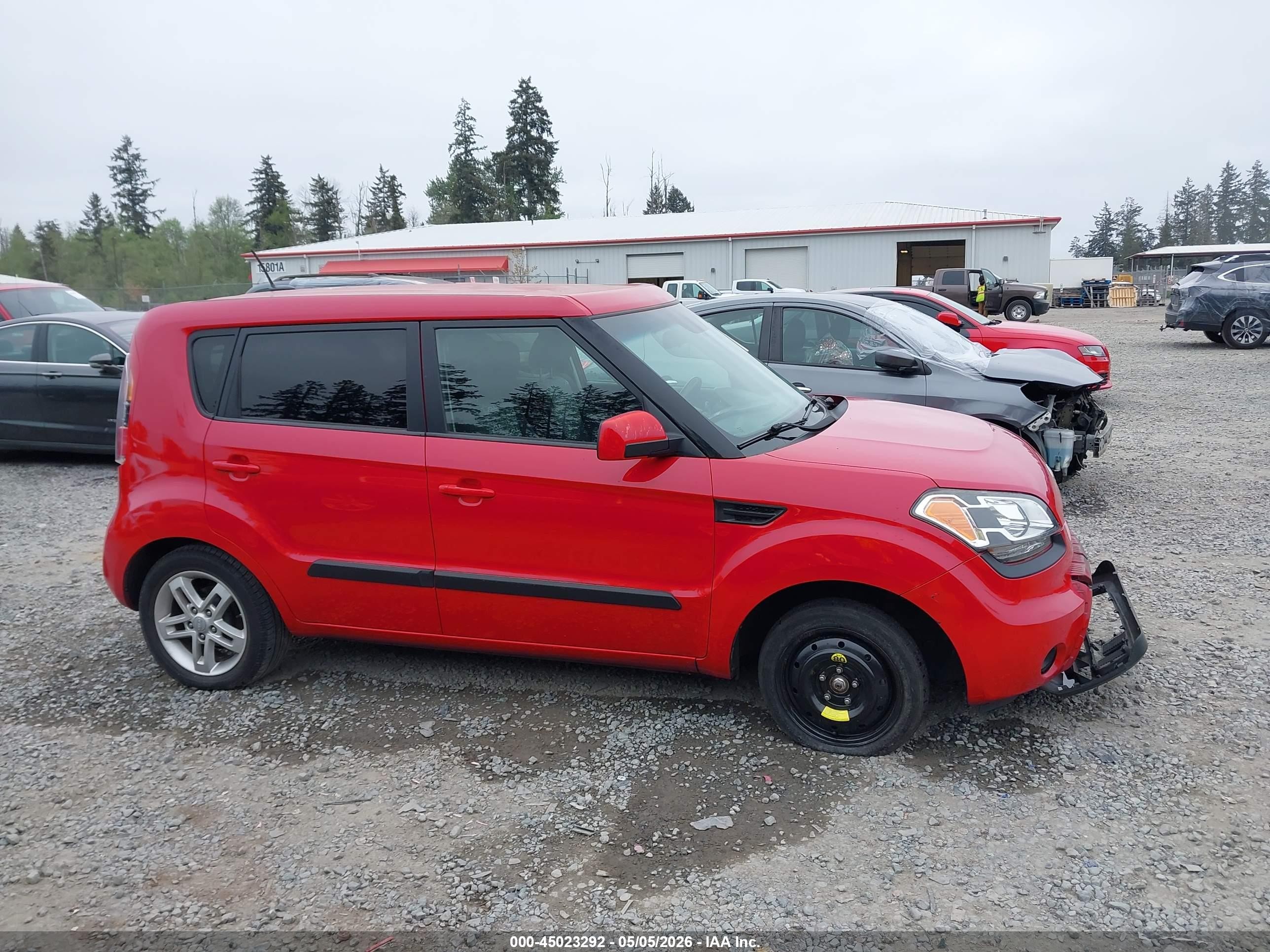 2011 Kia Soul + Red vin: KNDJT2A24B7274447