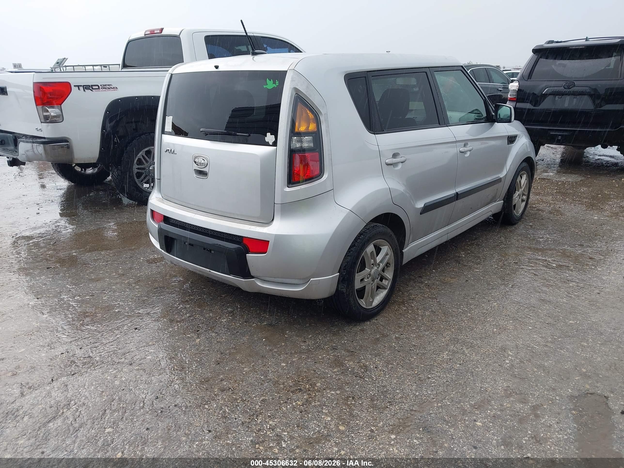 2011 Kia Soul + Серебряный vin: KNDJT2A24B7302537