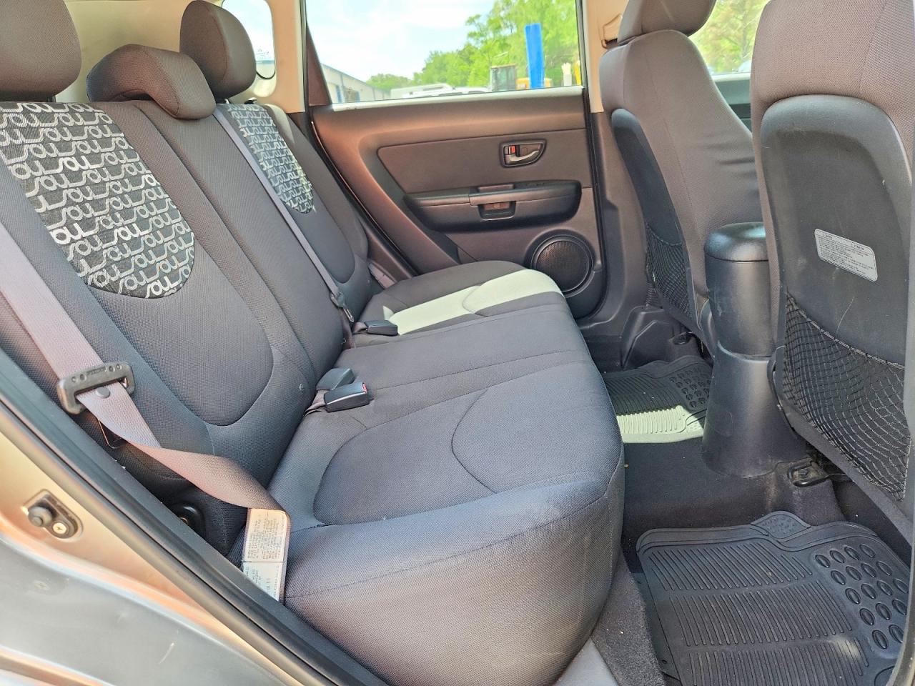 2011 Kia Soul + Silver vin: KNDJT2A24B7307074