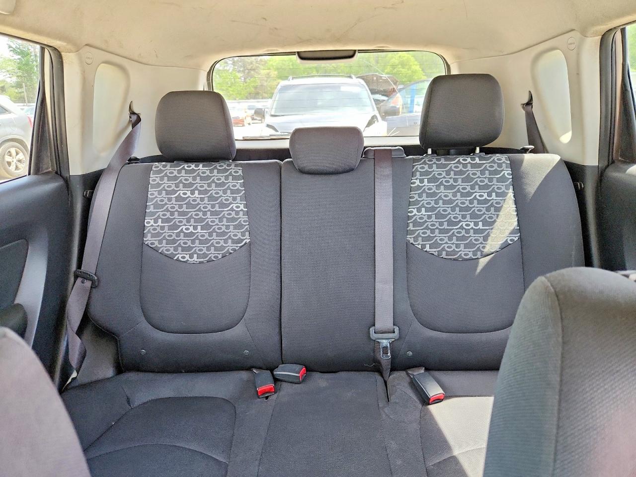 2011 Kia Soul + Silver vin: KNDJT2A24B7307074