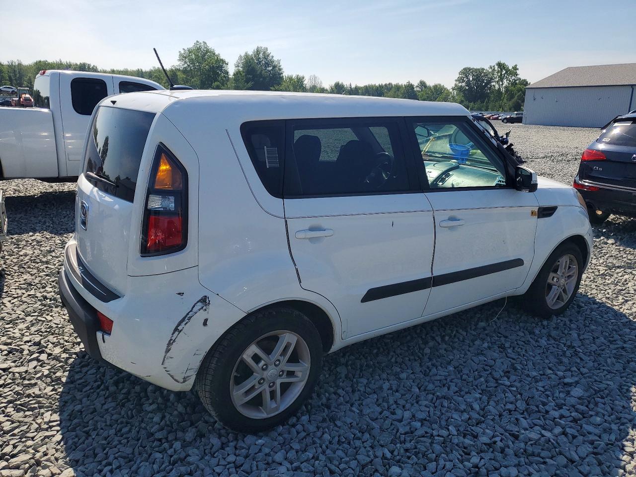 2011 Kia Soul + White vin: KNDJT2A24B7315126