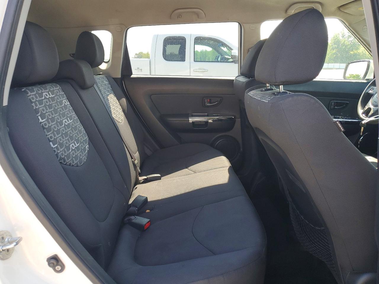2011 Kia Soul + White vin: KNDJT2A24B7315126