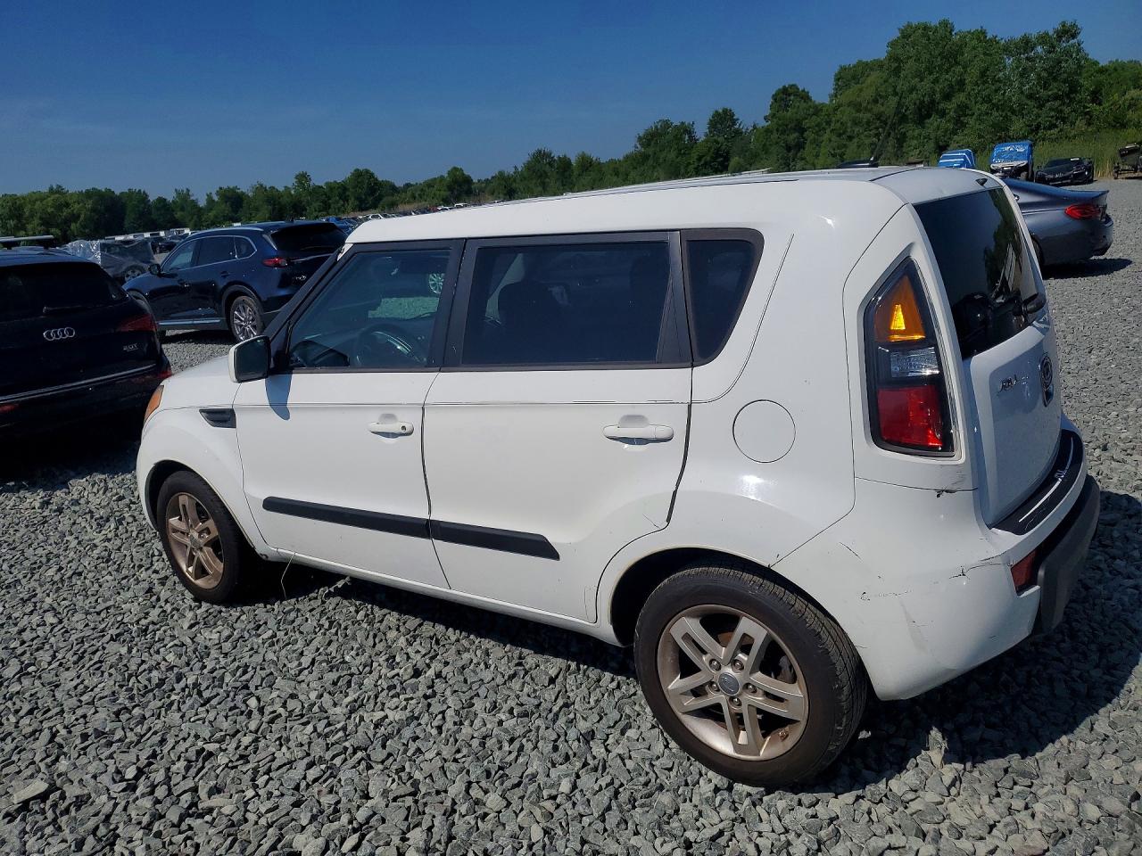 2011 Kia Soul + White vin: KNDJT2A24B7315126