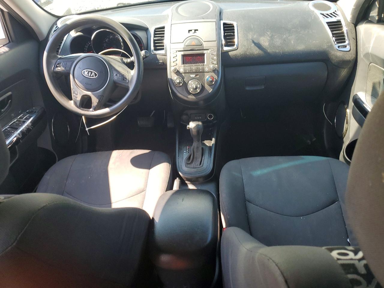 2011 Kia Soul + White vin: KNDJT2A24B7315126