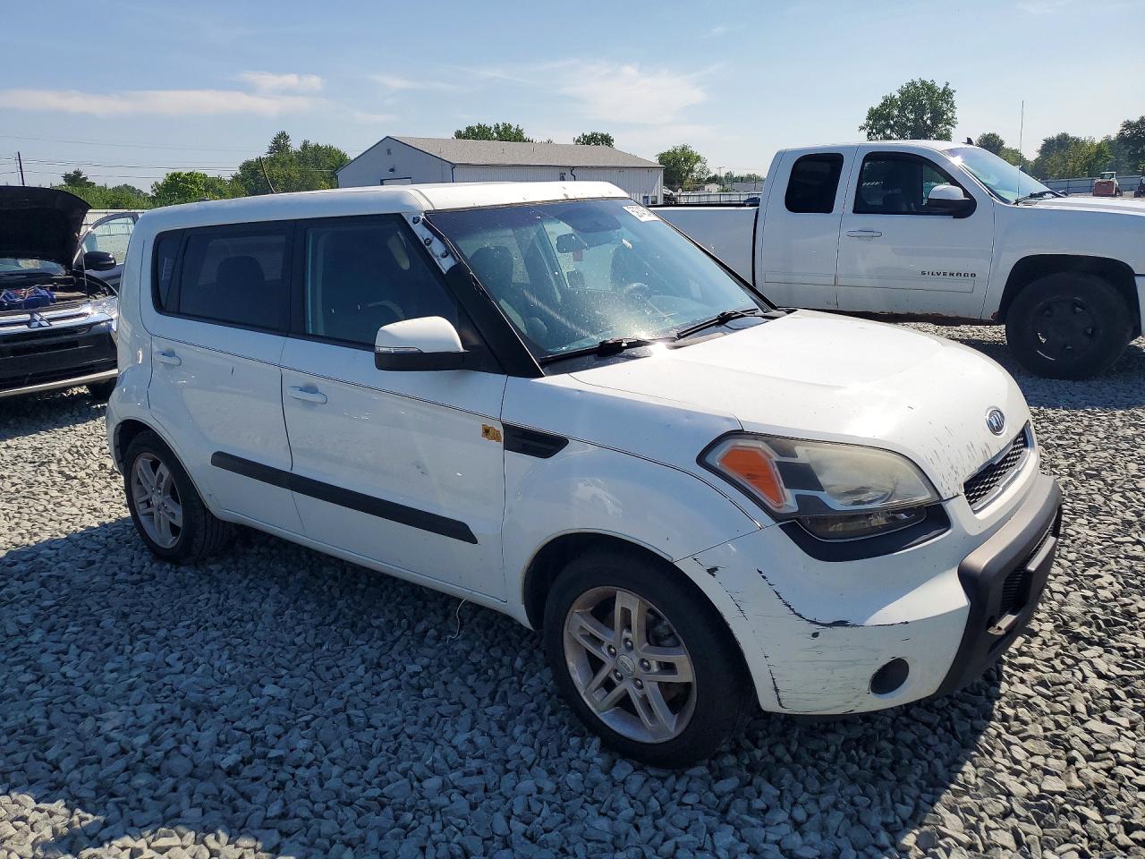 2011 Kia Soul + White vin: KNDJT2A24B7315126