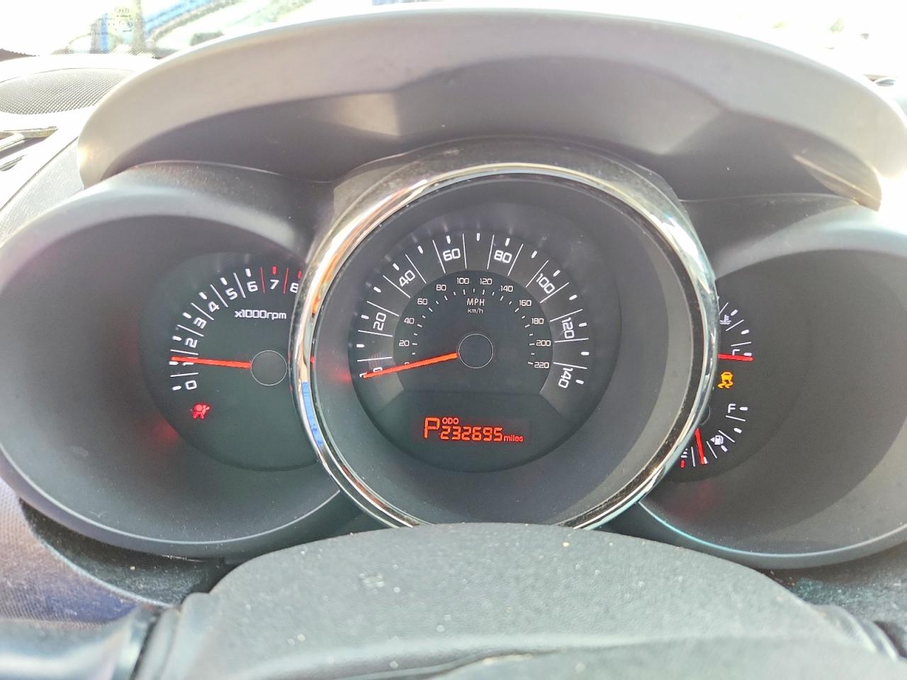 2011 Kia Soul + White vin: KNDJT2A24B7315126