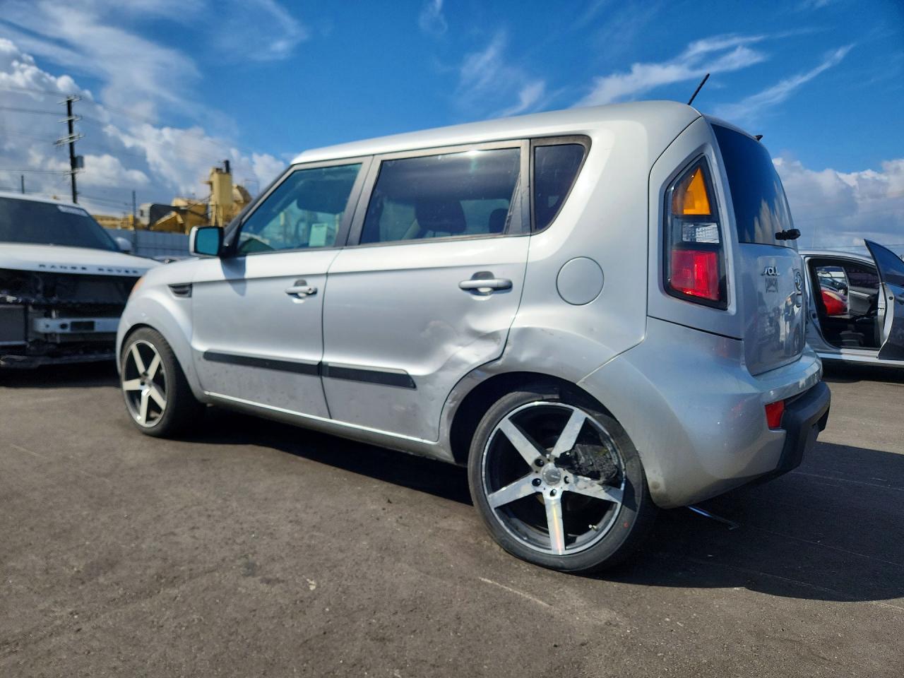 2011 Kia Soul + Silver vin: KNDJT2A24B7315787