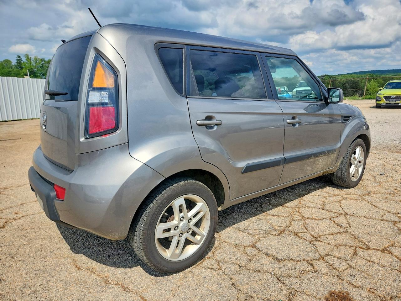 2011 Kia Soul + Gray vin: KNDJT2A24B7324084