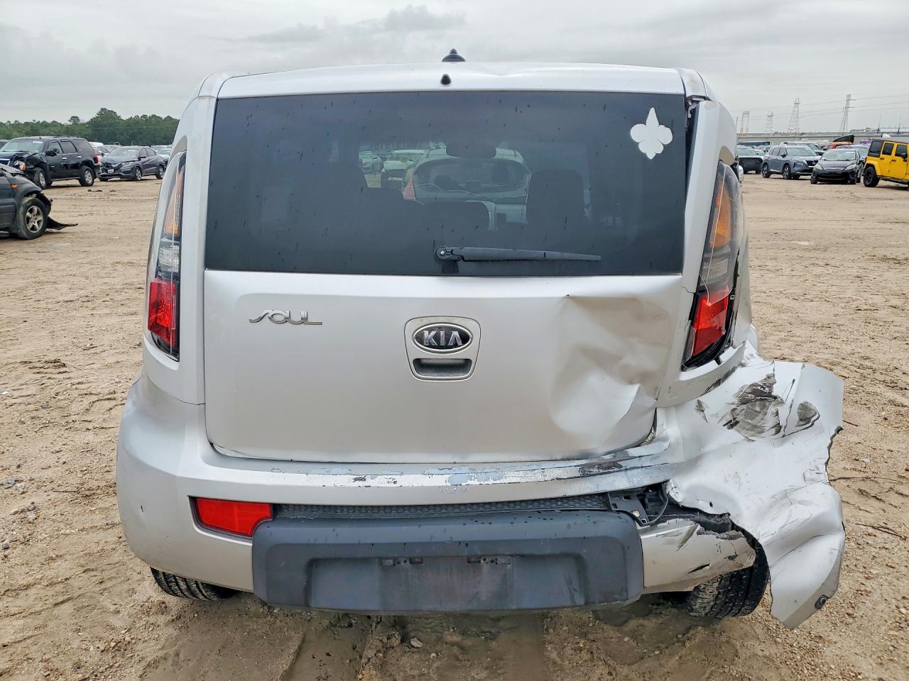 2011 Kia Soul + Silver vin: KNDJT2A24B7334145