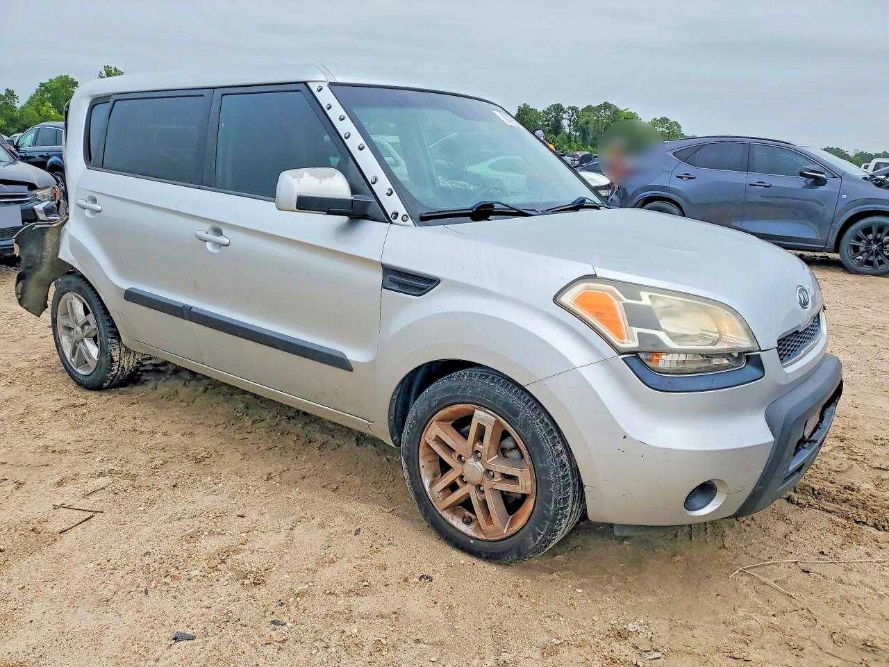 2011 Kia Soul + Silver vin: KNDJT2A24B7334145