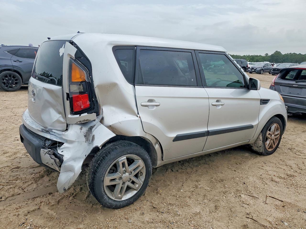 2011 Kia Soul + Silver vin: KNDJT2A24B7334145