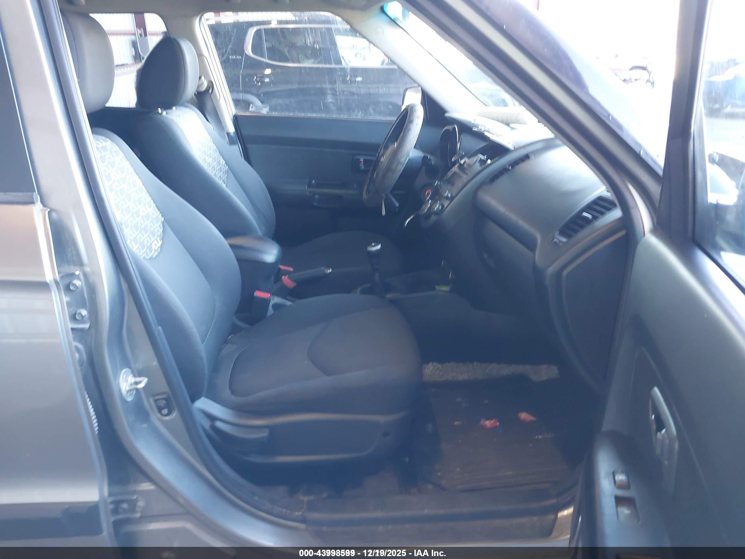 2011 Kia Soul !/+/sport Gray vin: KNDJT2A24B7342584