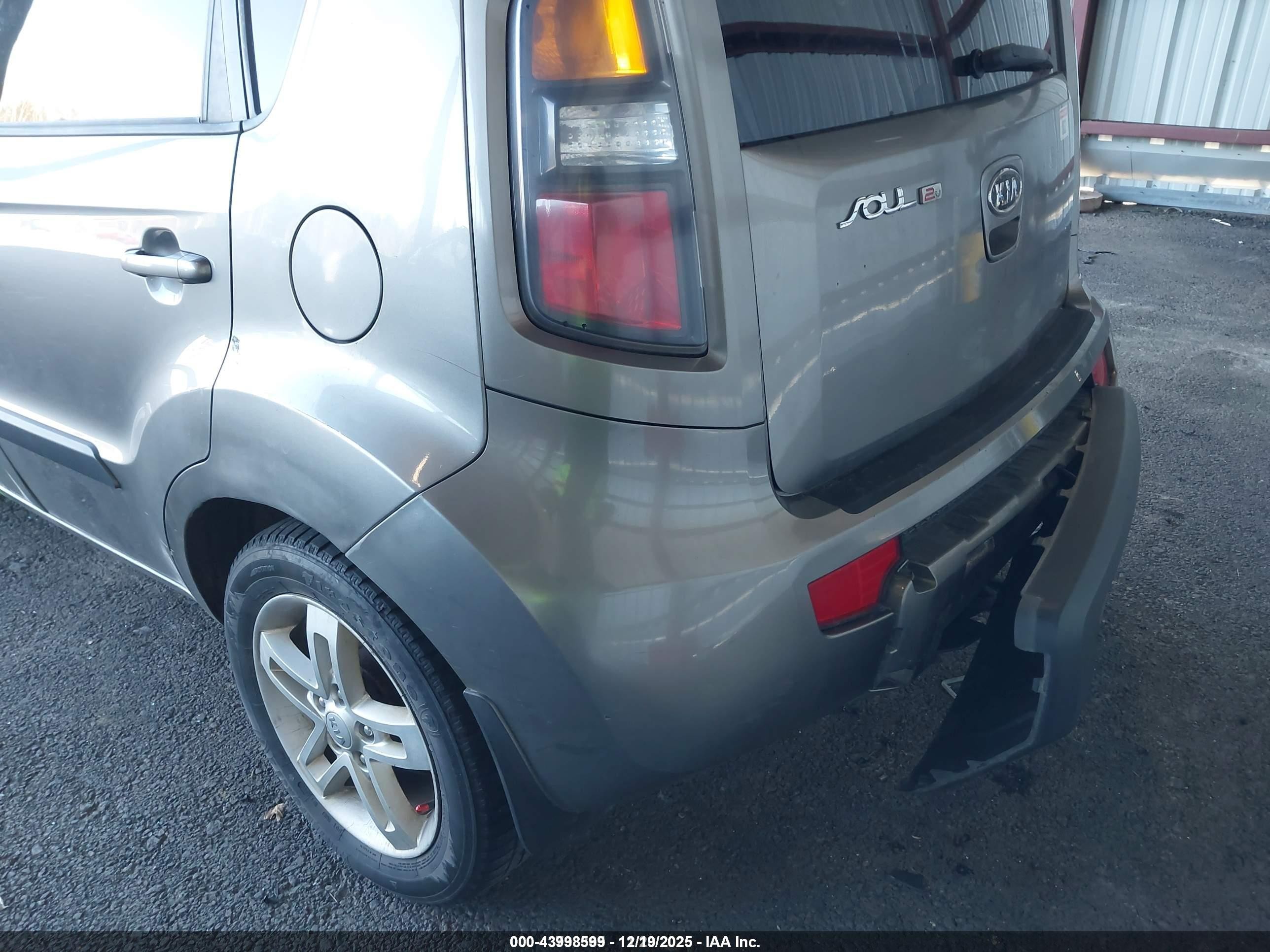 2011 Kia Soul !/+/sport Gray vin: KNDJT2A24B7342584