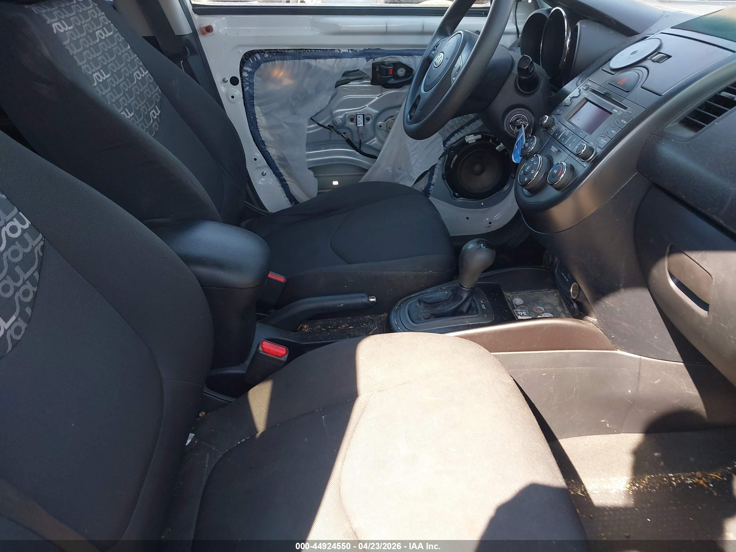 2011 Kia Soul + White vin: KNDJT2A24B7716840